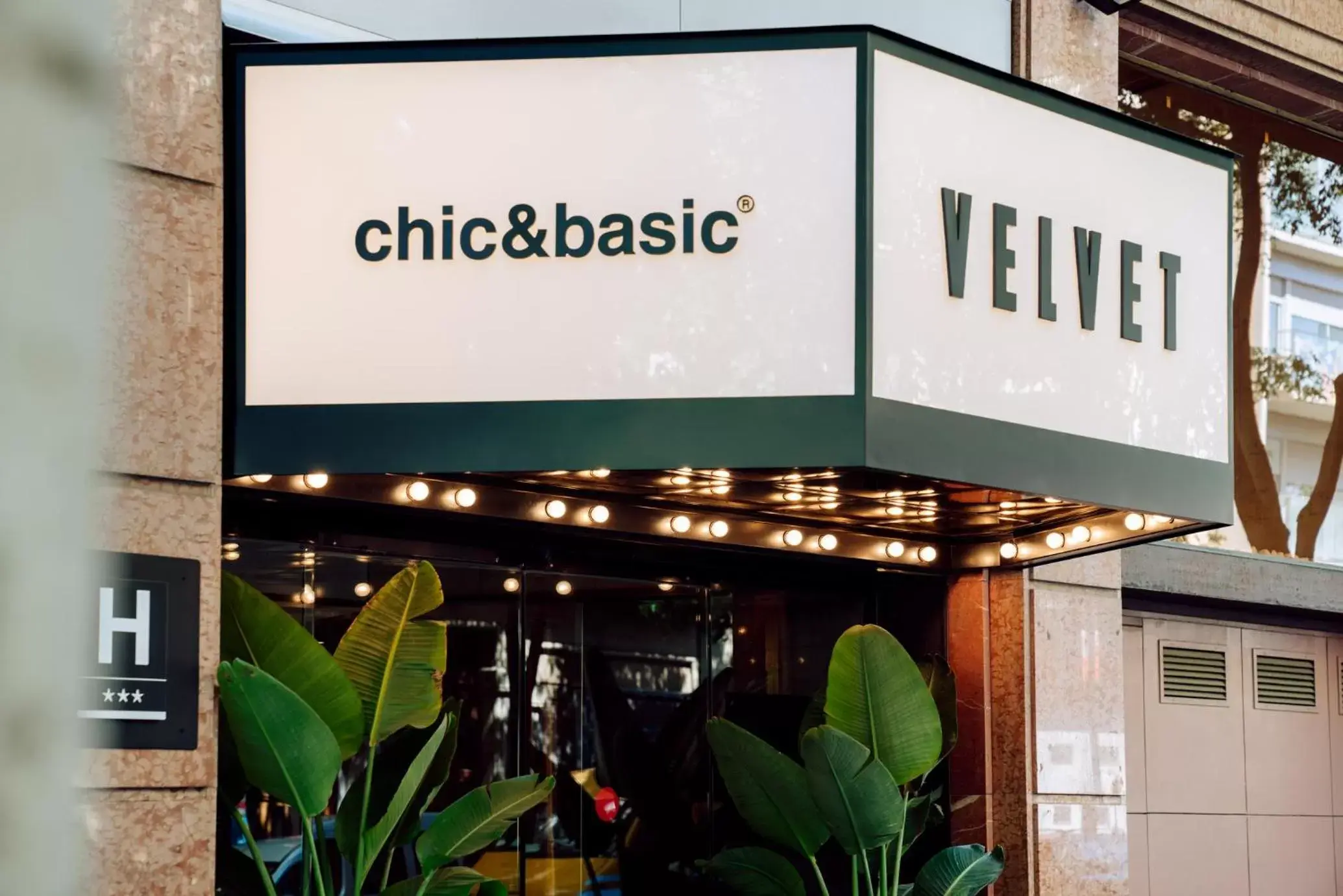 Facade/entrance in Chic & Basic Velvet