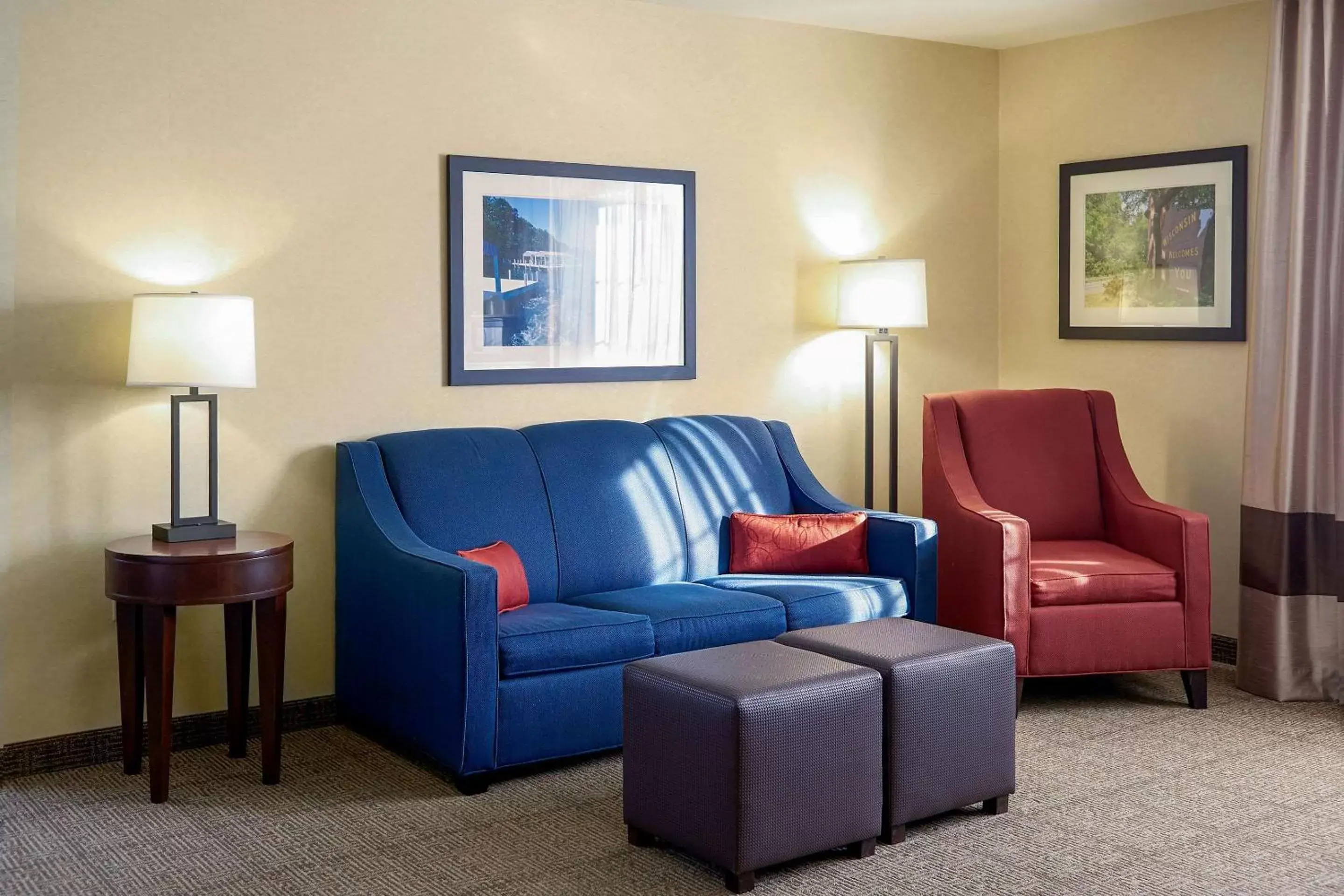 Photo of the whole room, Seating Area in Comfort Suites Lake Geneva East