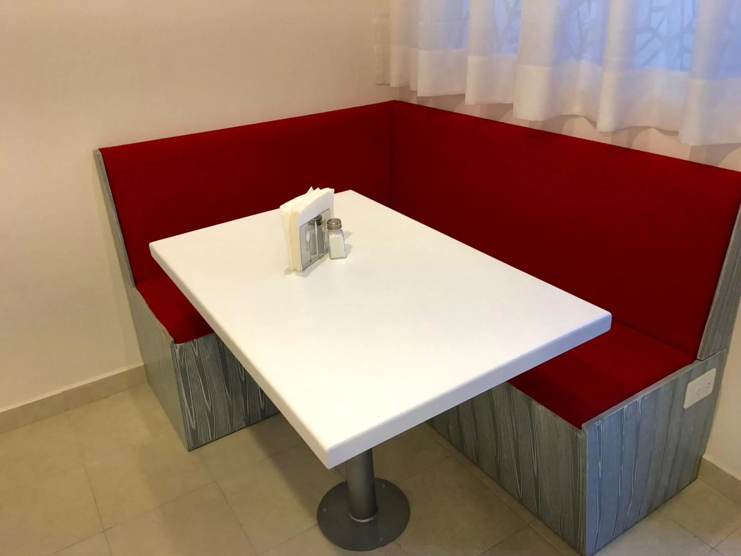 Dining area, Bathroom in Herbal Inn Suites