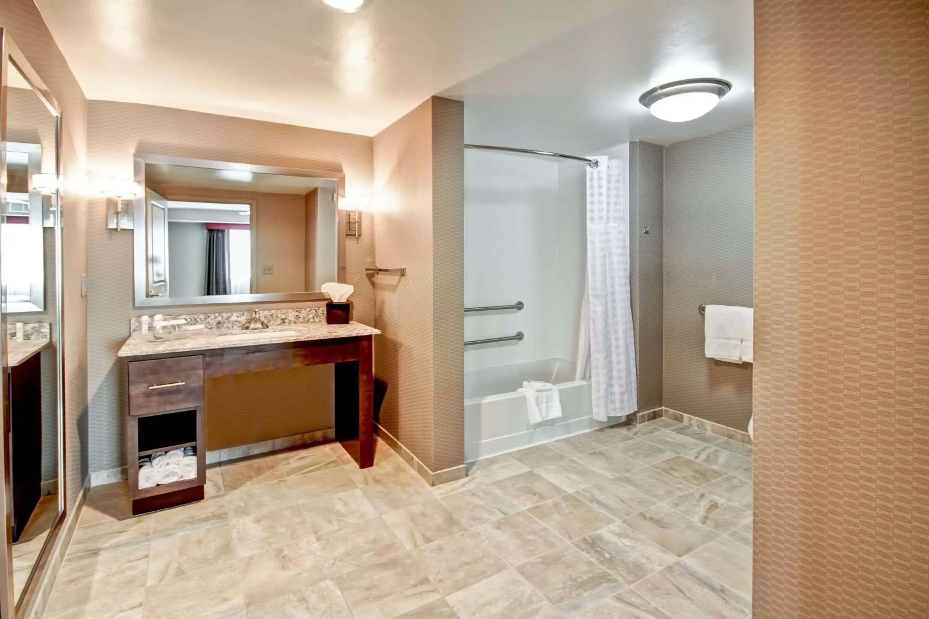 Bathroom in Homewood Suites by Hilton Bridgewater/Branchburg