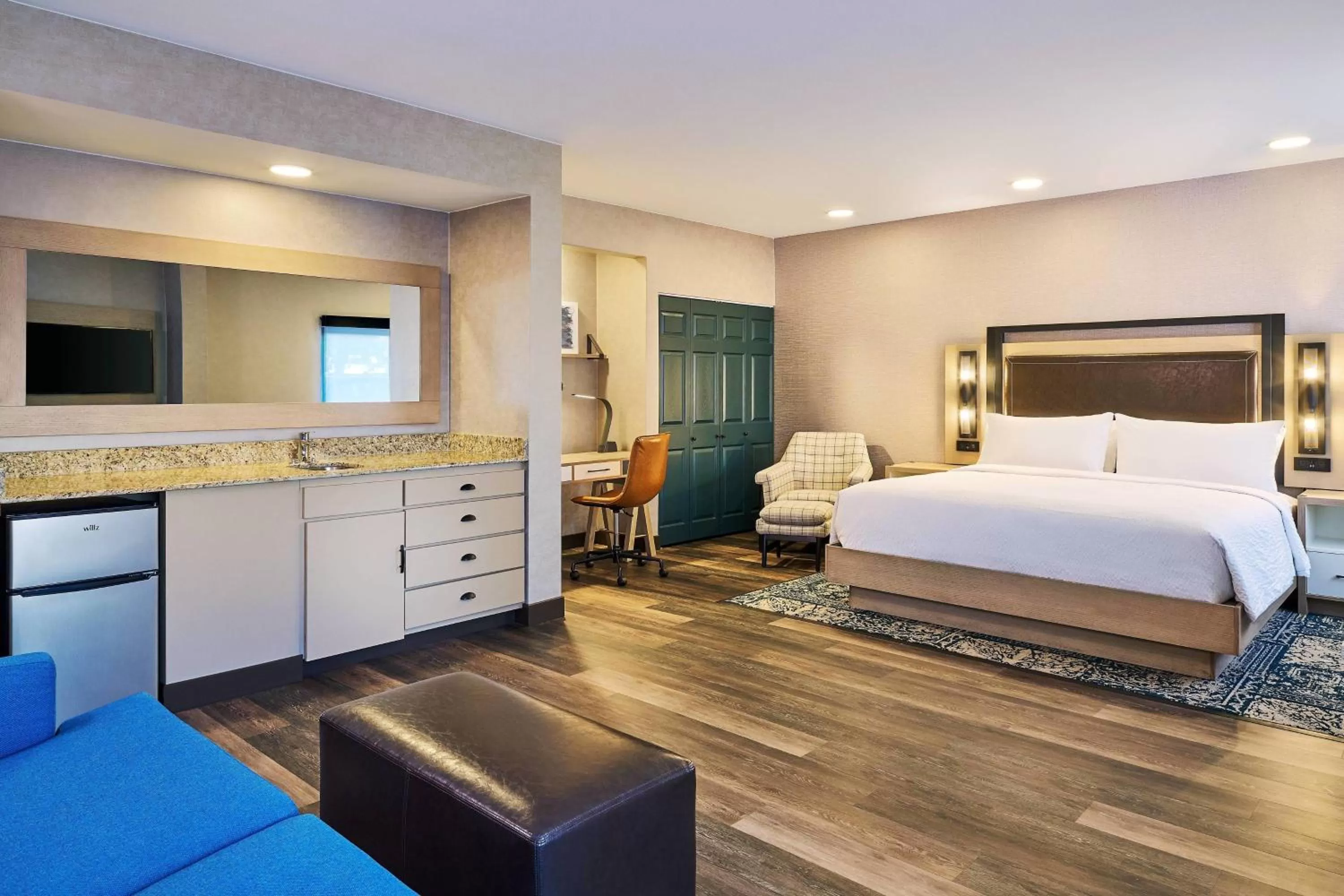 Photo of the whole room, Bed in Four Points by Sheraton Salt Lake City Airport