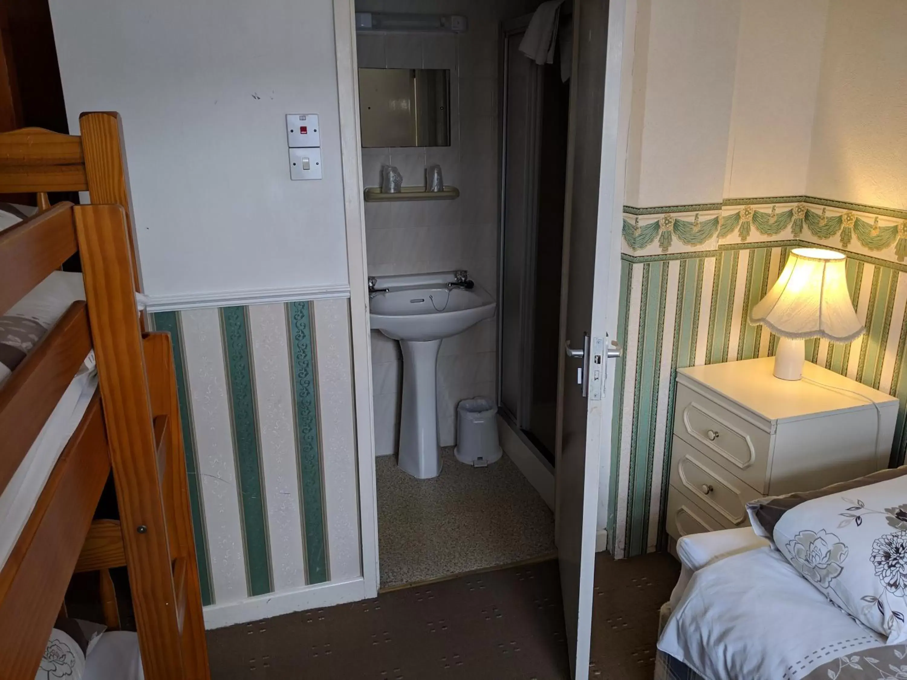 Bathroom in The New Guilderoy Hotel