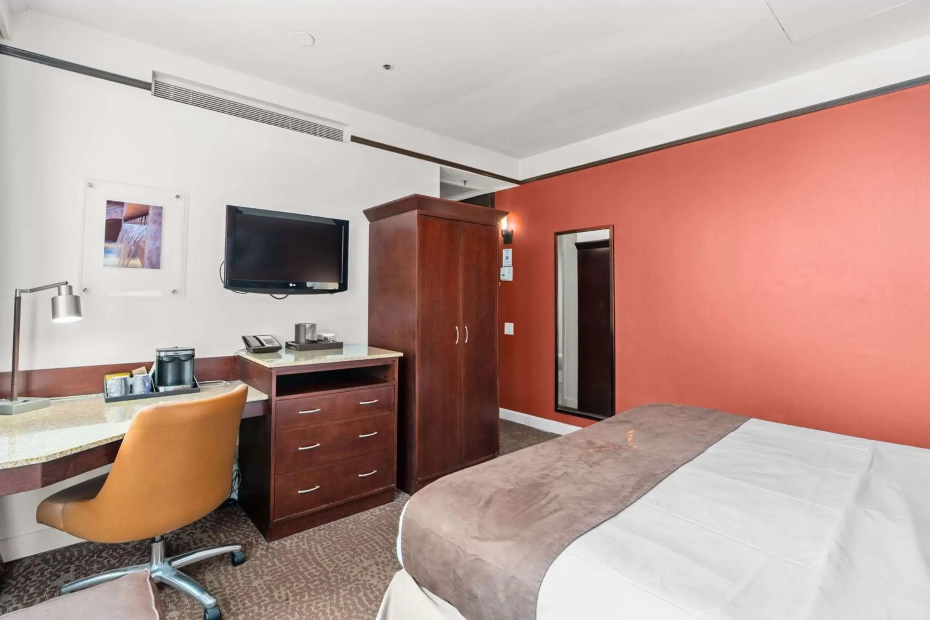 Bedroom, Bed in The Emily Morgan Hotel - A DoubleTree by Hilton Bedroom, Bed in The Emily Morgan Hotel - A DoubleTree by Hilton