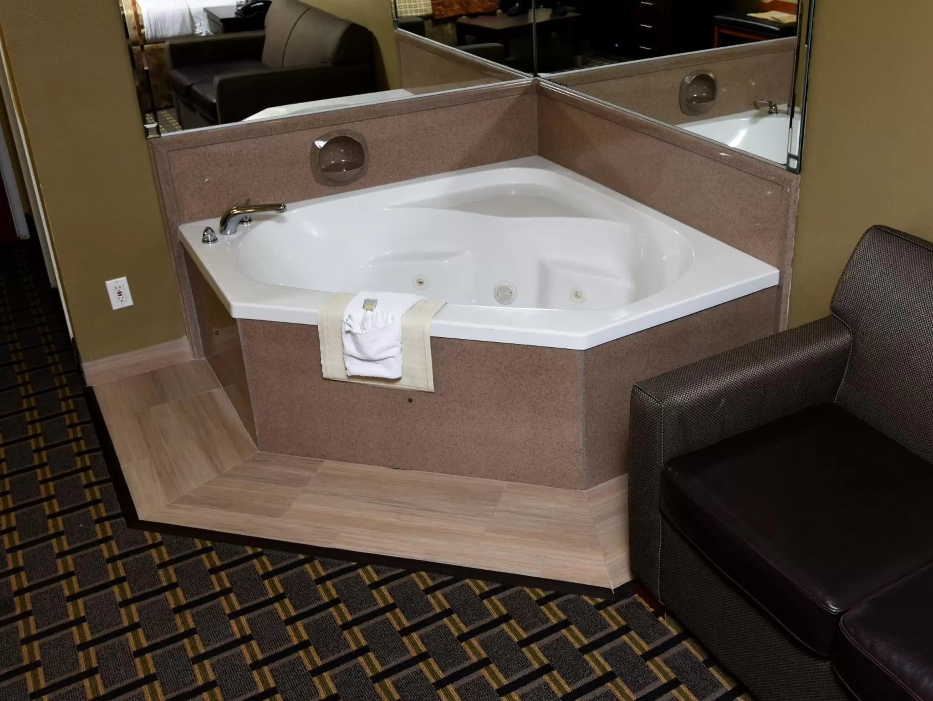 Hot Tub, Bathroom in Best Western Zachary Inn