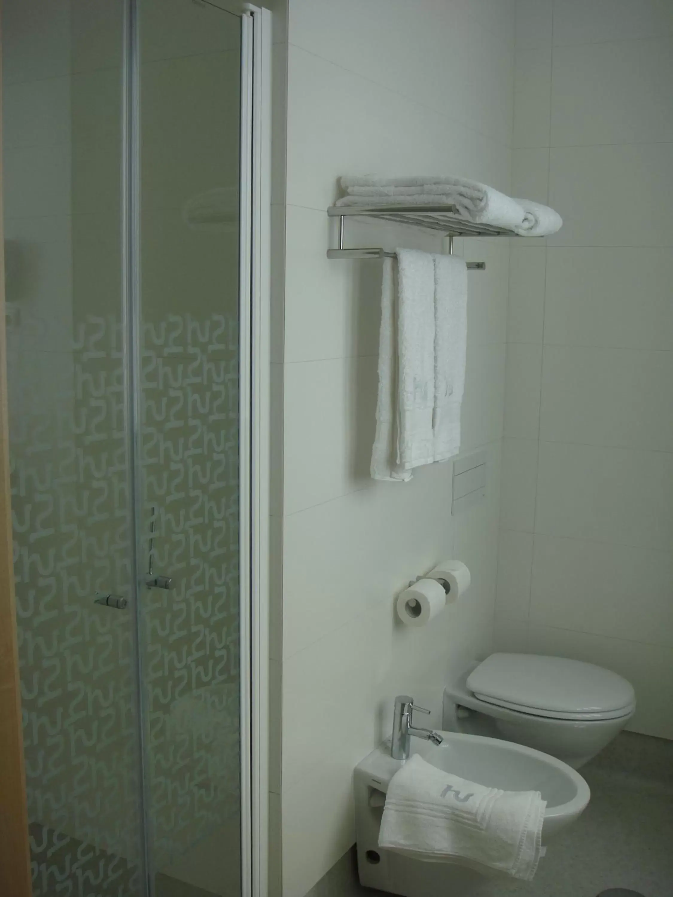 Shower, Bathroom in Hotel Vitória