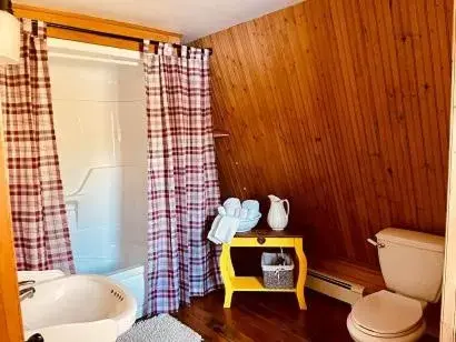 Bathroom in Forest & Lake PEI Bed & Breakfast