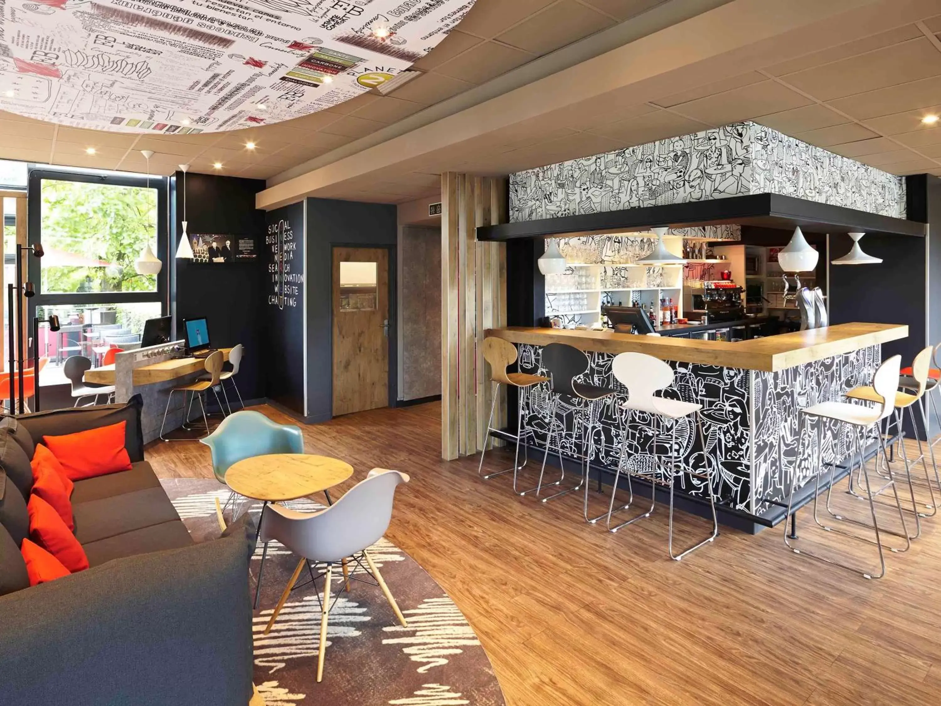 Lounge or bar, Lounge/Bar in ibis Marne La Vallee Champs-sur-Marne