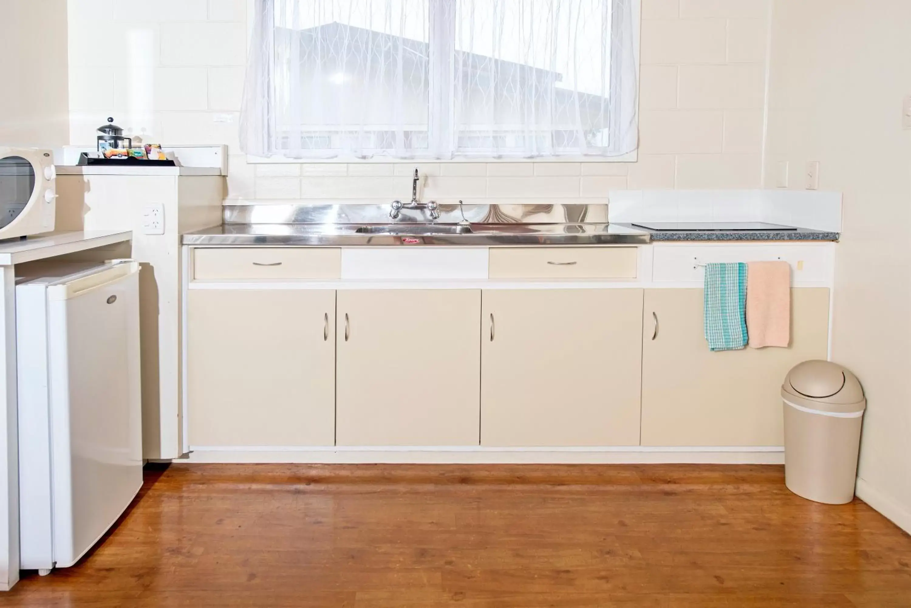 Kitchen or kitchenette, Kitchen/Kitchenette in Tourist Court Motel