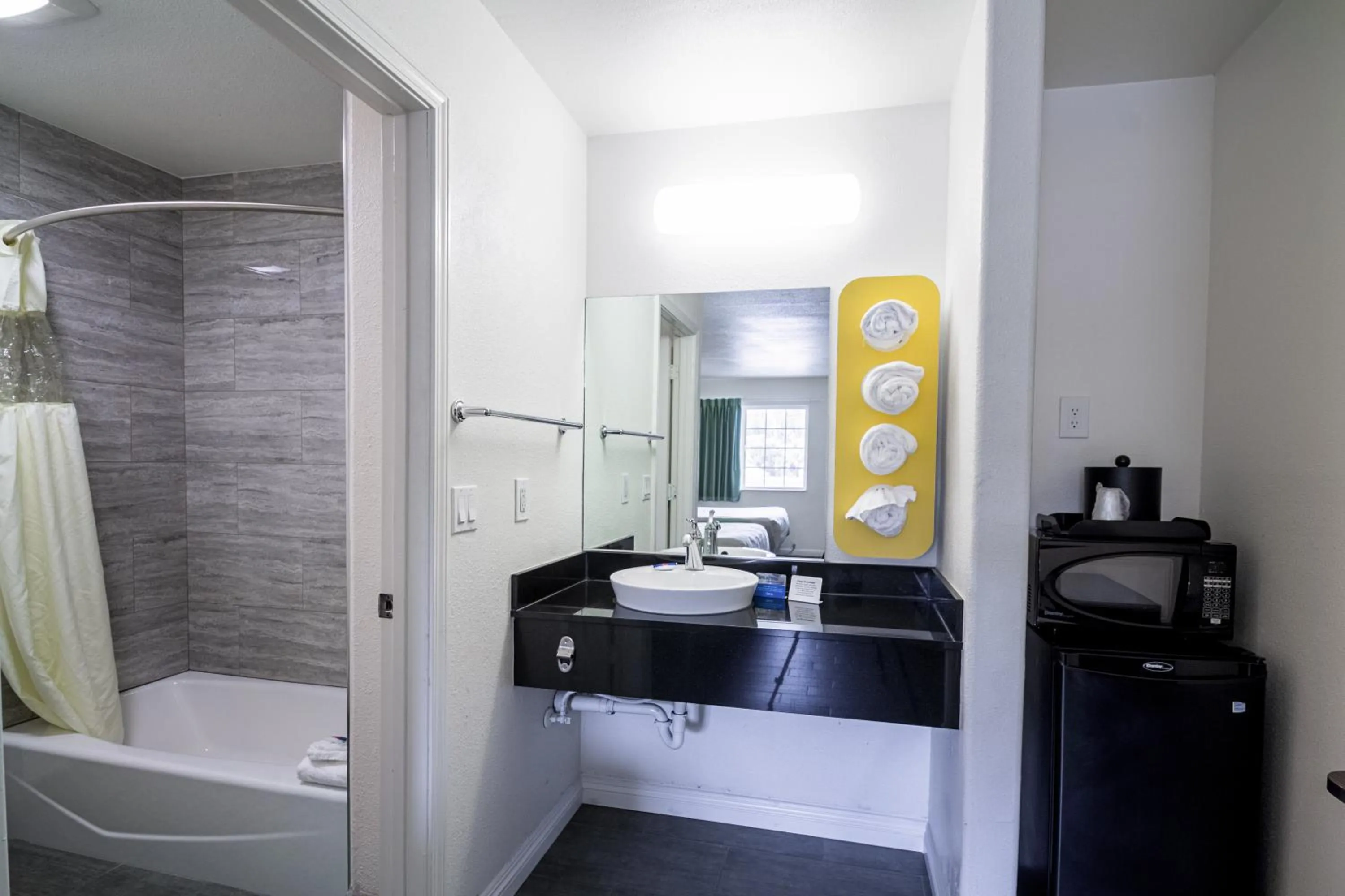 Bathroom in Fisherman's Cove Inn