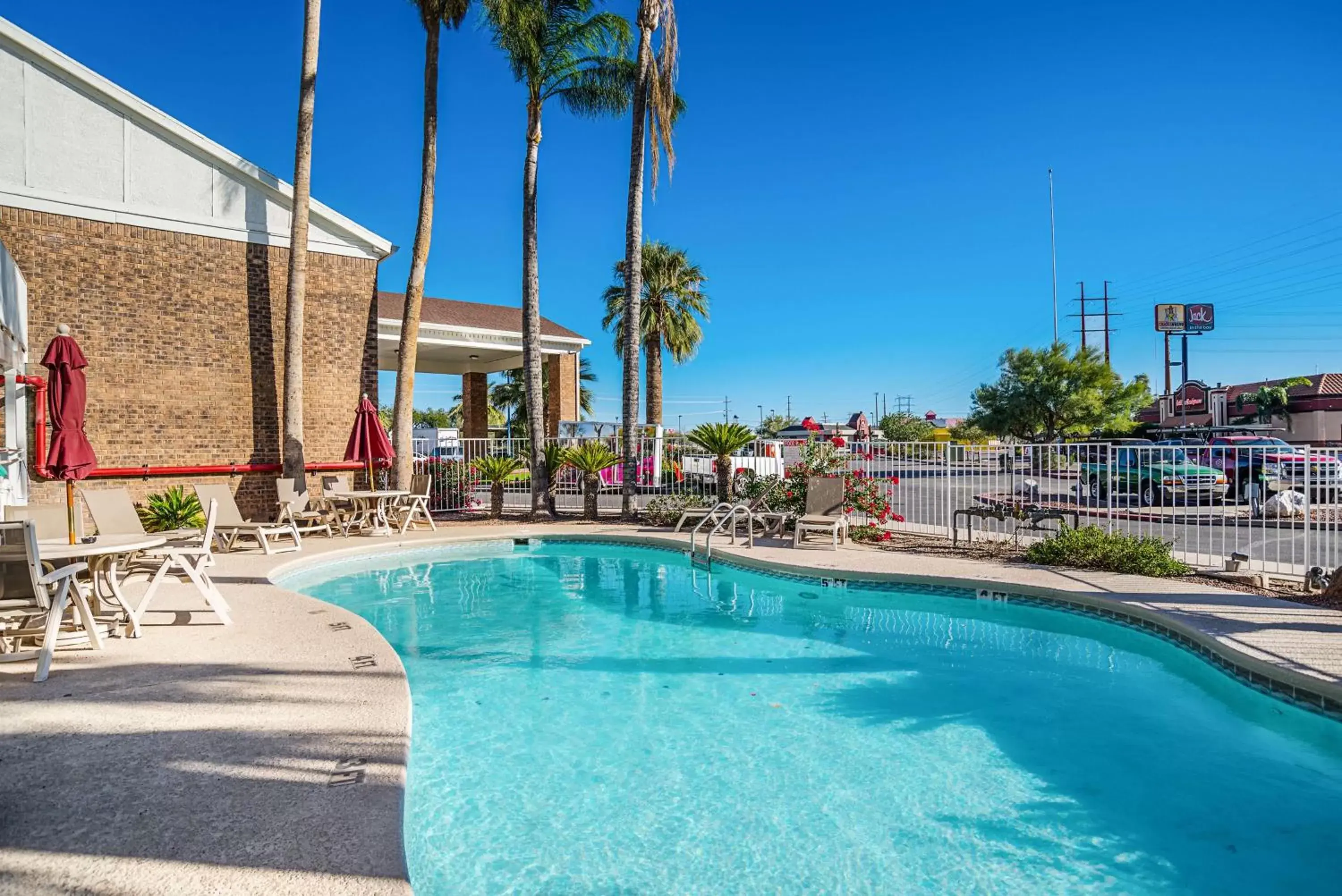 Pool view, Swimming Pool in Motel 6 Tucson, AZ - North