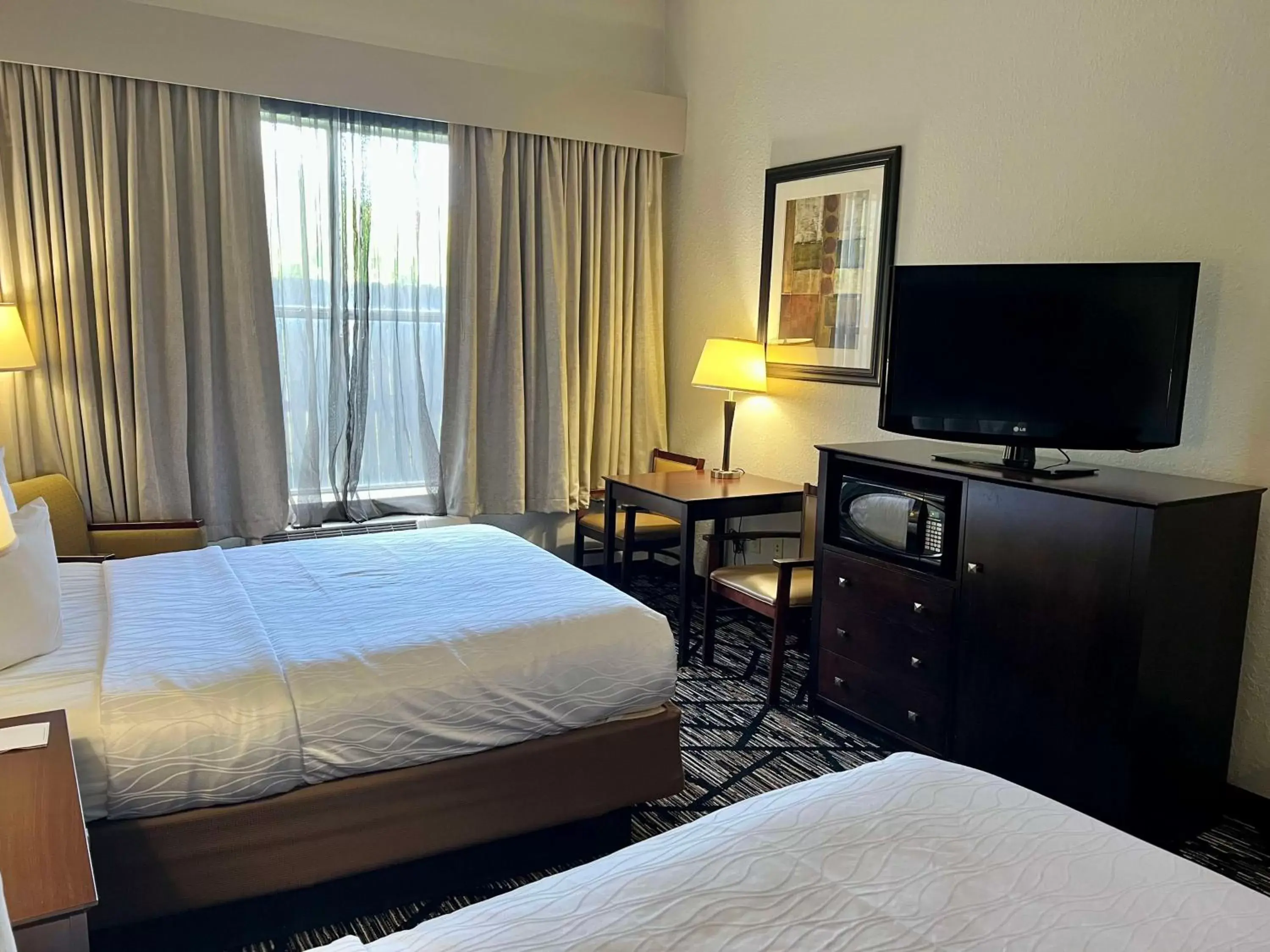 Bedroom, TV/Entertainment Center in Best Western PLUS Hobby Airport Inn and Suites