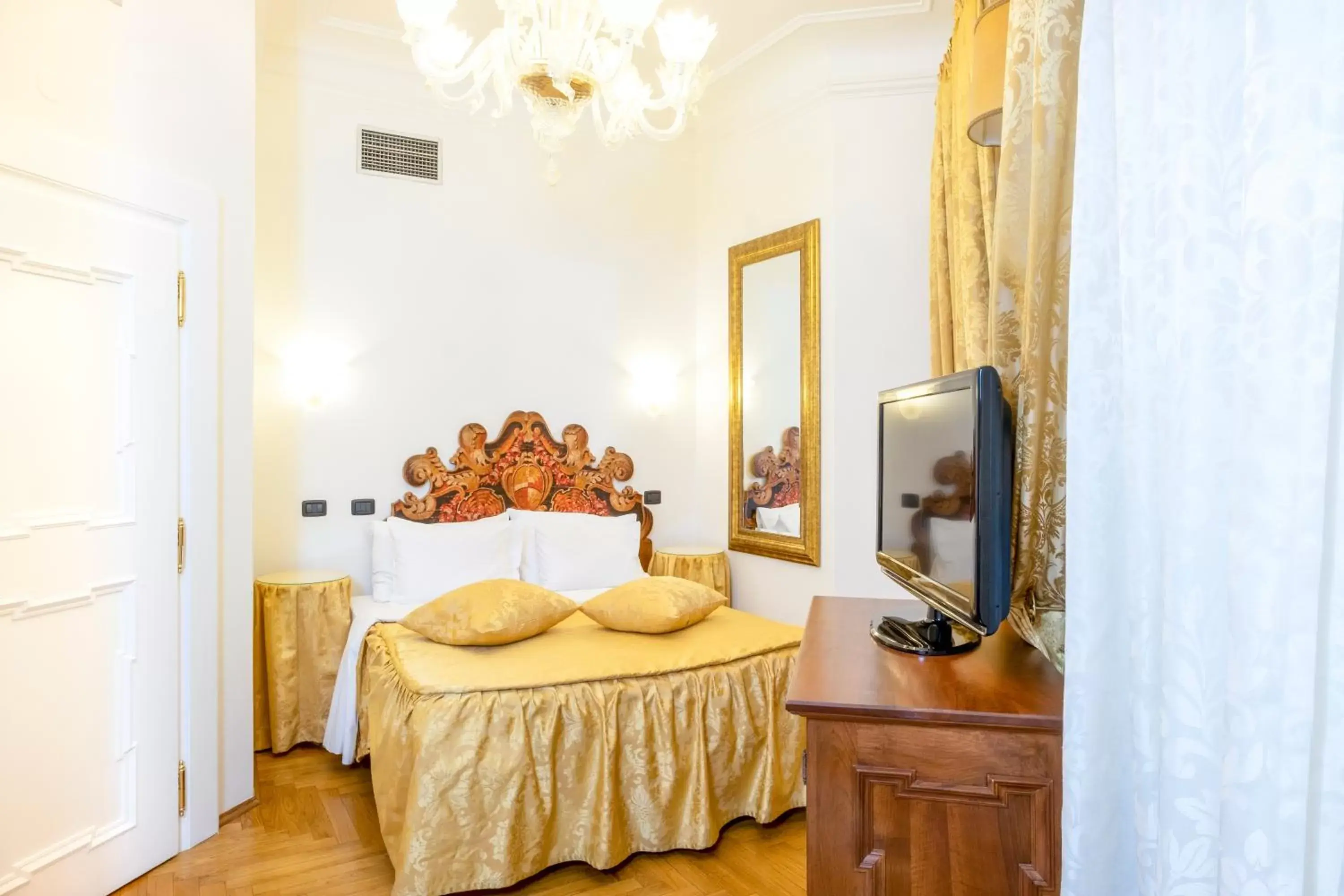 Bedroom, Bed in Charles Bridge Palace