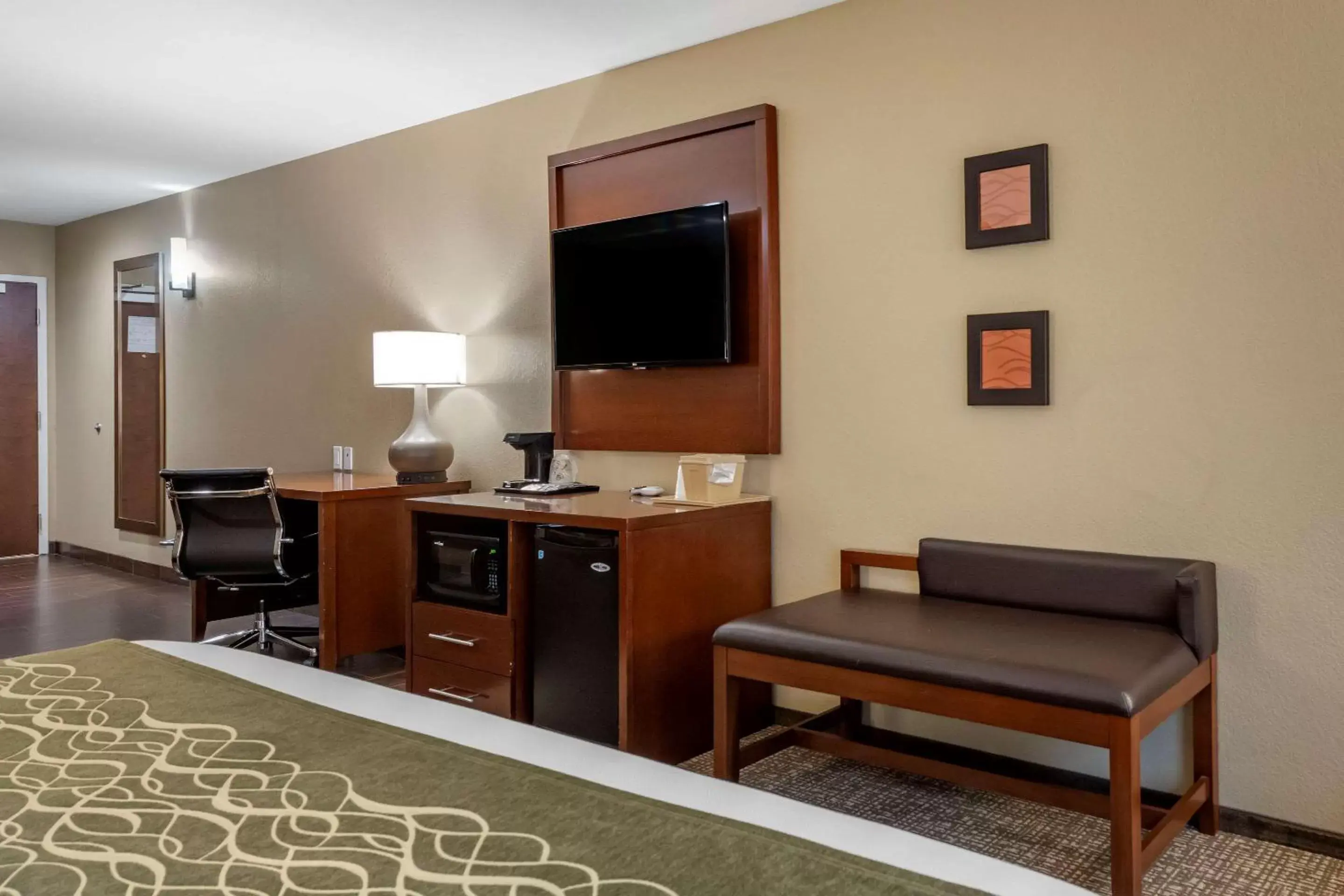 Photo of the whole room, TV/Entertainment Center in Comfort Inn & Suites Pittsburgh