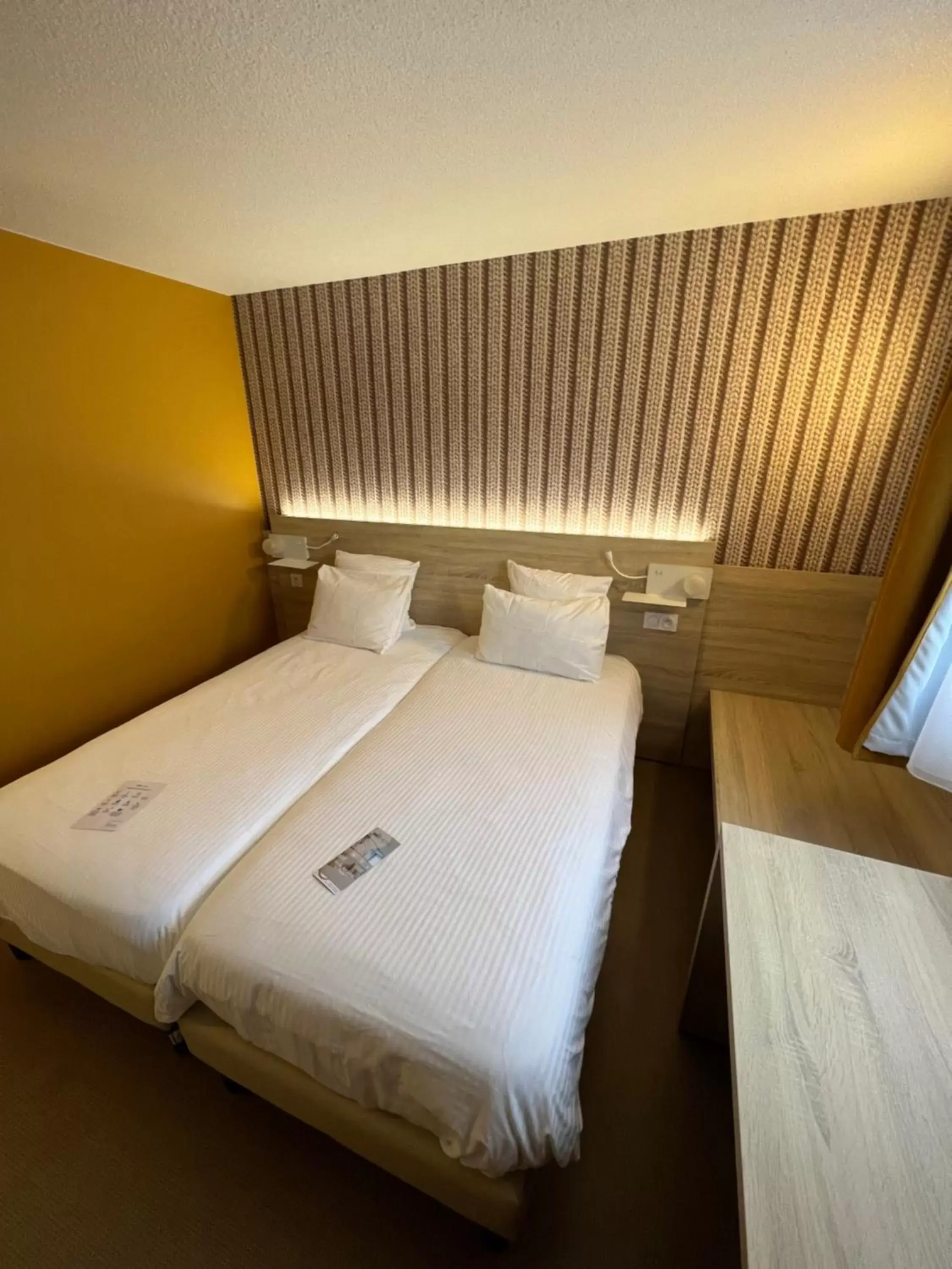 Bed in Brit Hotel Landivisiau