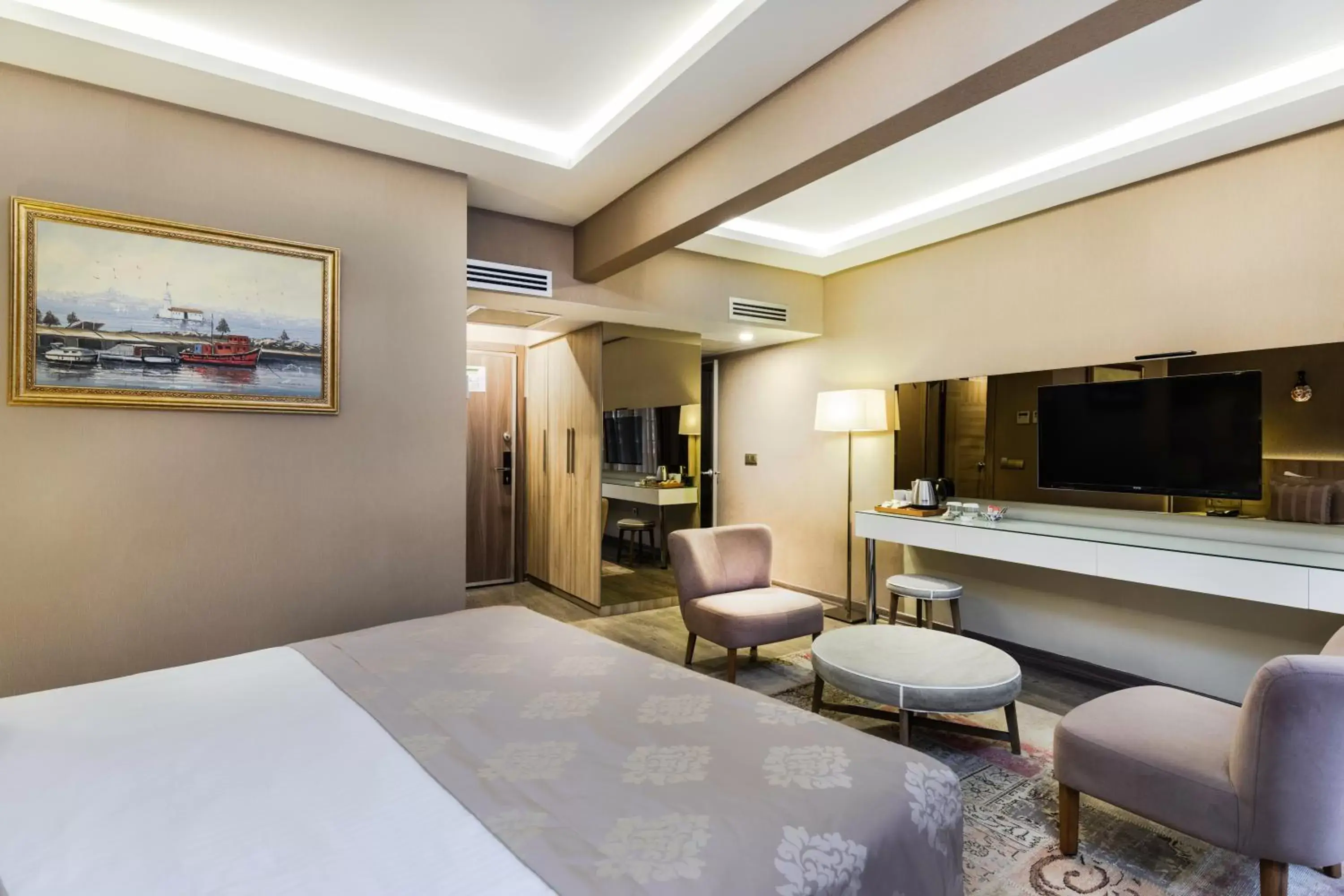 Bed, TV/Entertainment Center in Ayramin Hotel Taksim