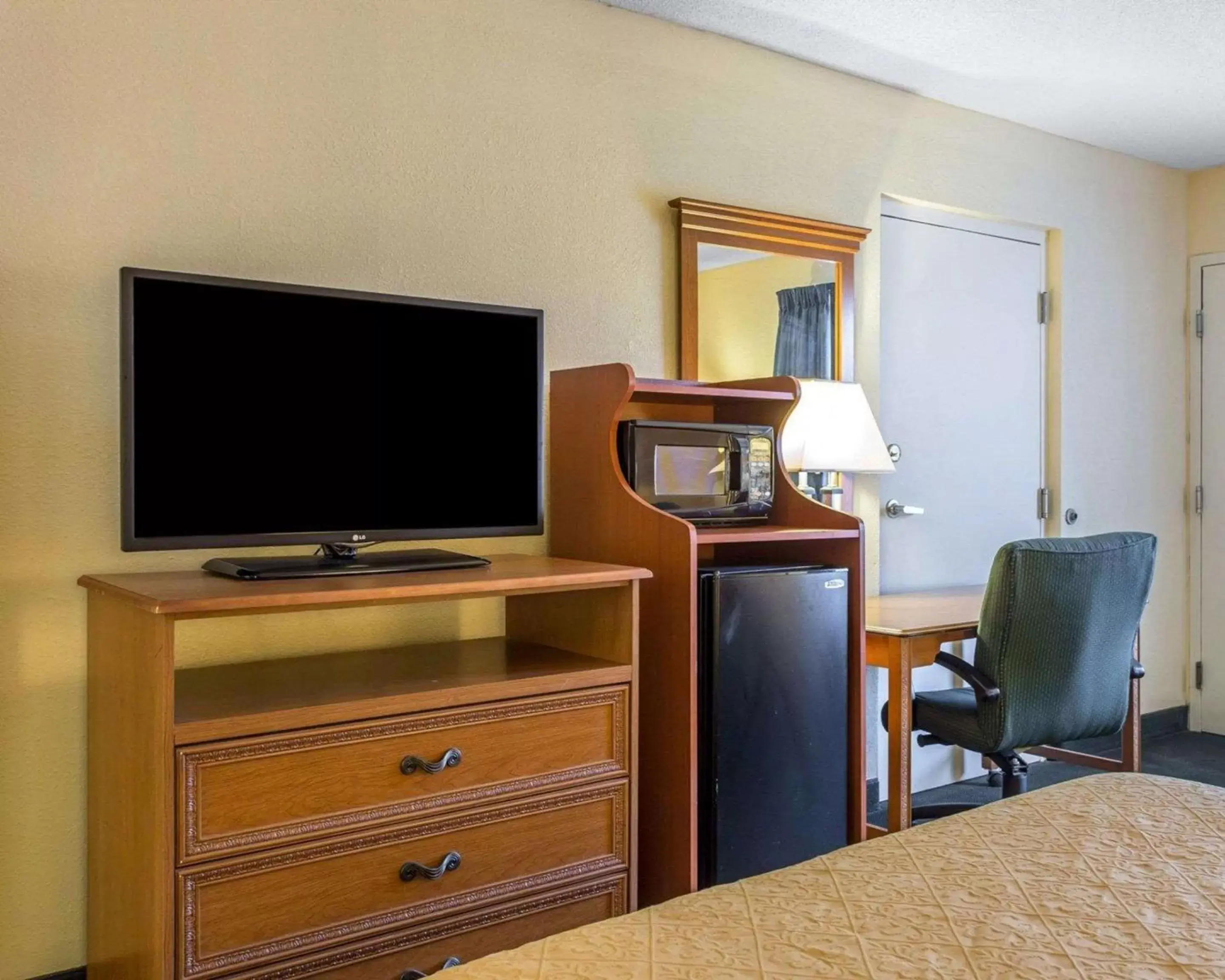 Photo of the whole room, TV/Entertainment Center in Quality Inn Aiken