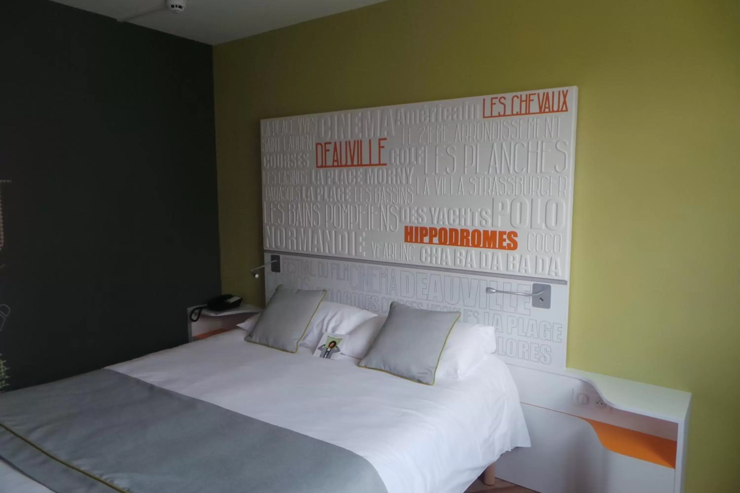 Photo of the whole room, Bed in ibis Styles Deauville Centre