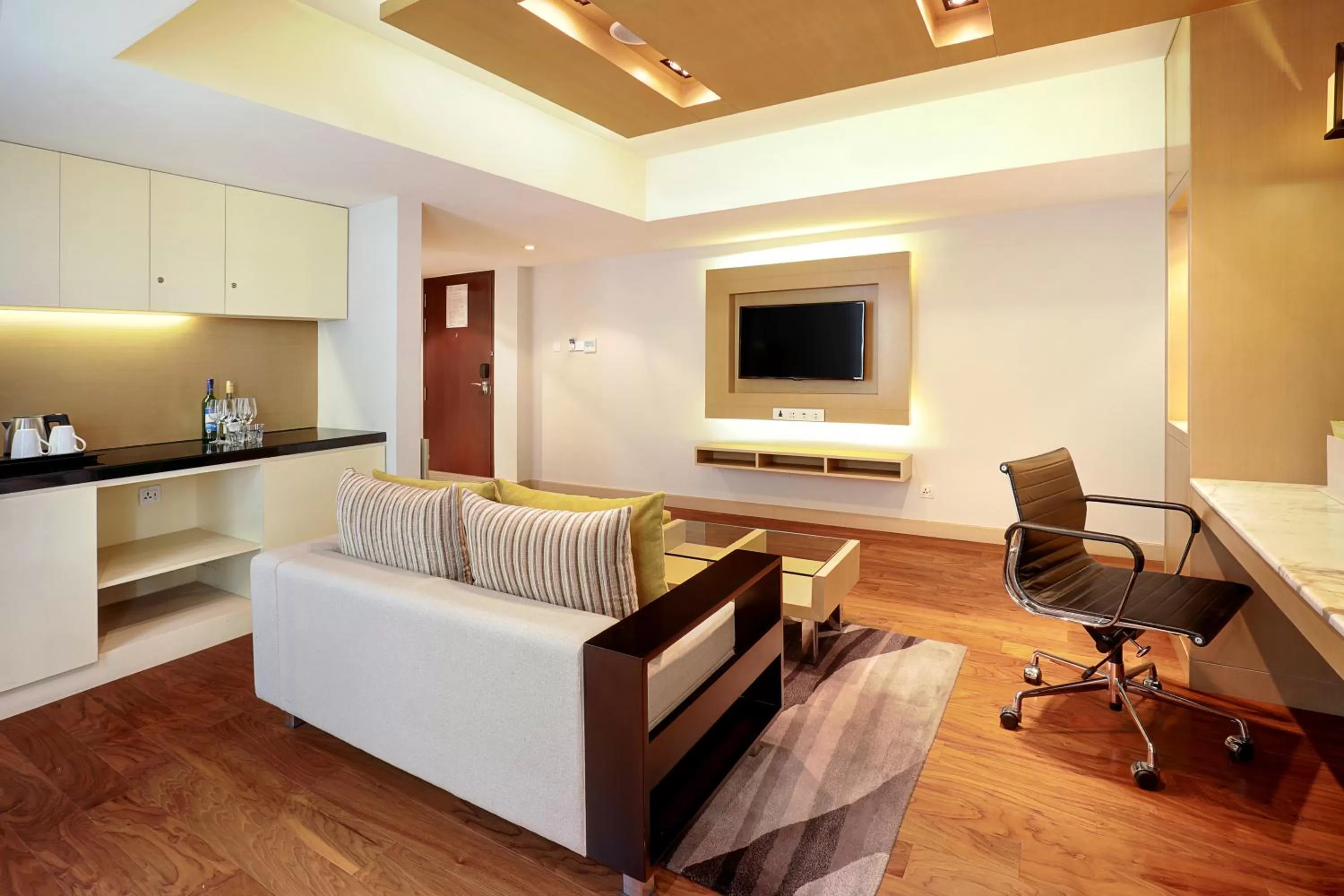 Communal lounge/ TV room in Crowne Plaza Dhaka Gulshan by IHG