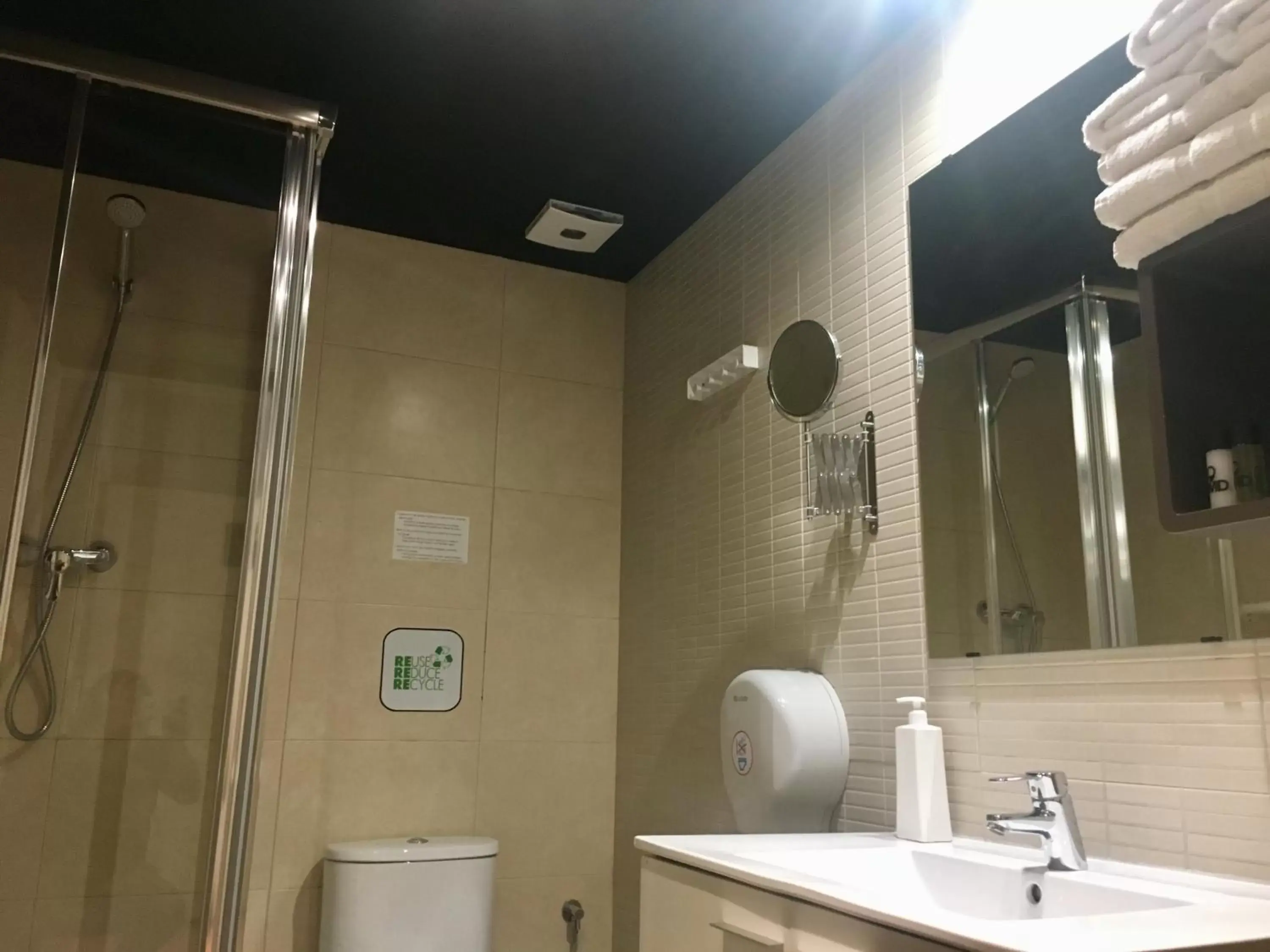Bathroom in MD Modern Hotel - Jardines