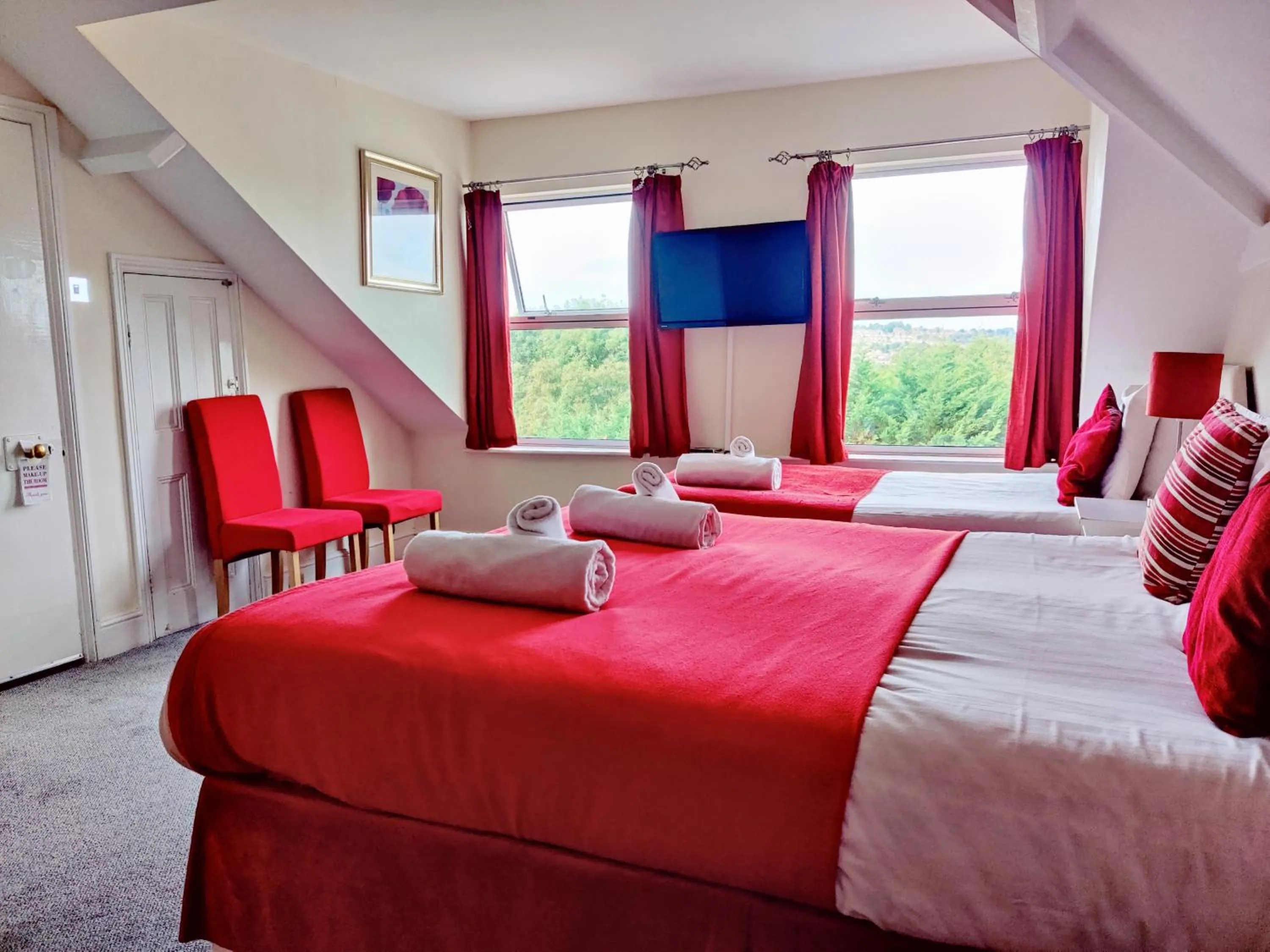 Bedroom, Bed in Wentworth House - Free Parking