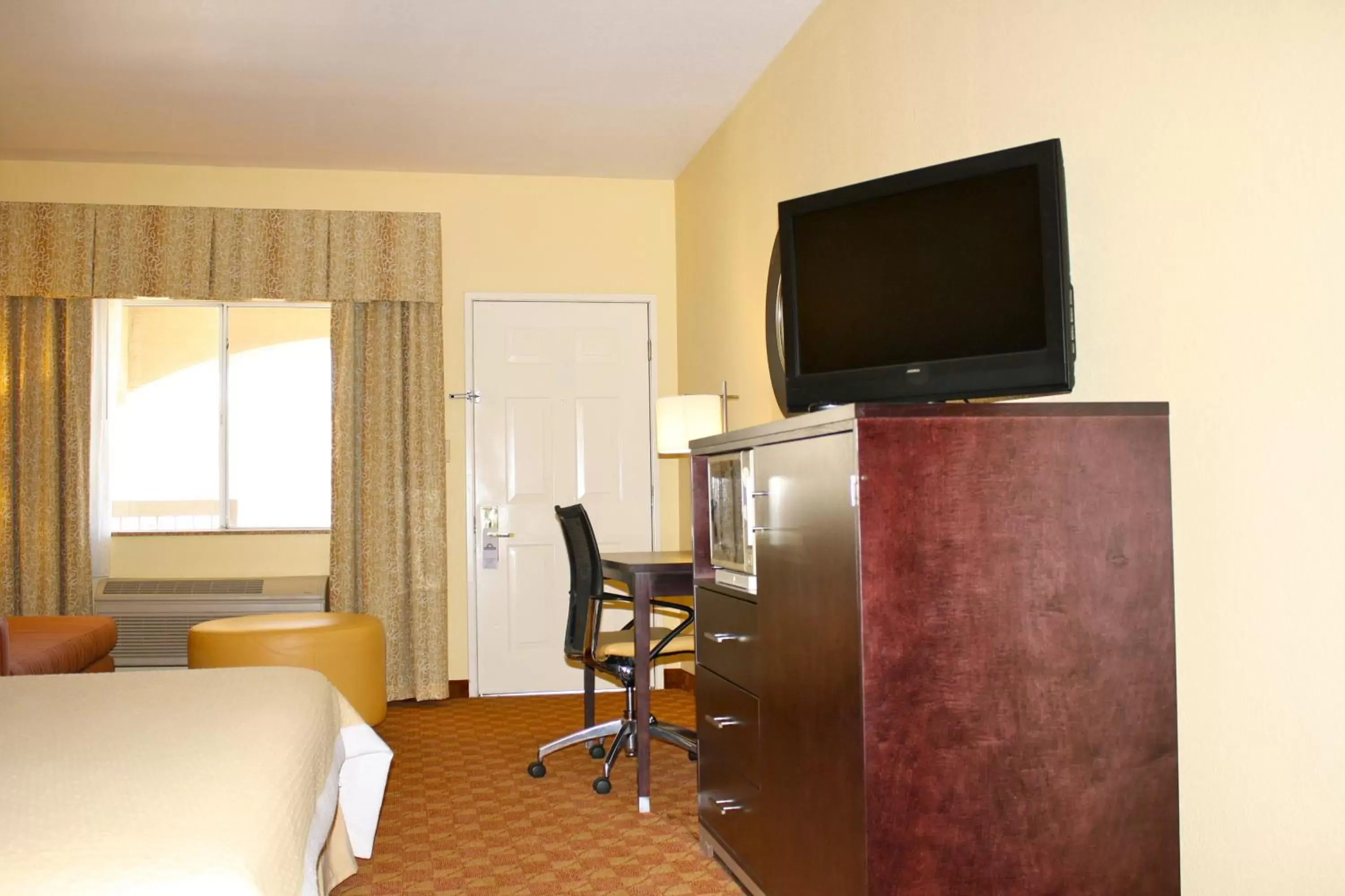 TV and multimedia, TV/Entertainment Center in Days Inn by Wyndham Globe
