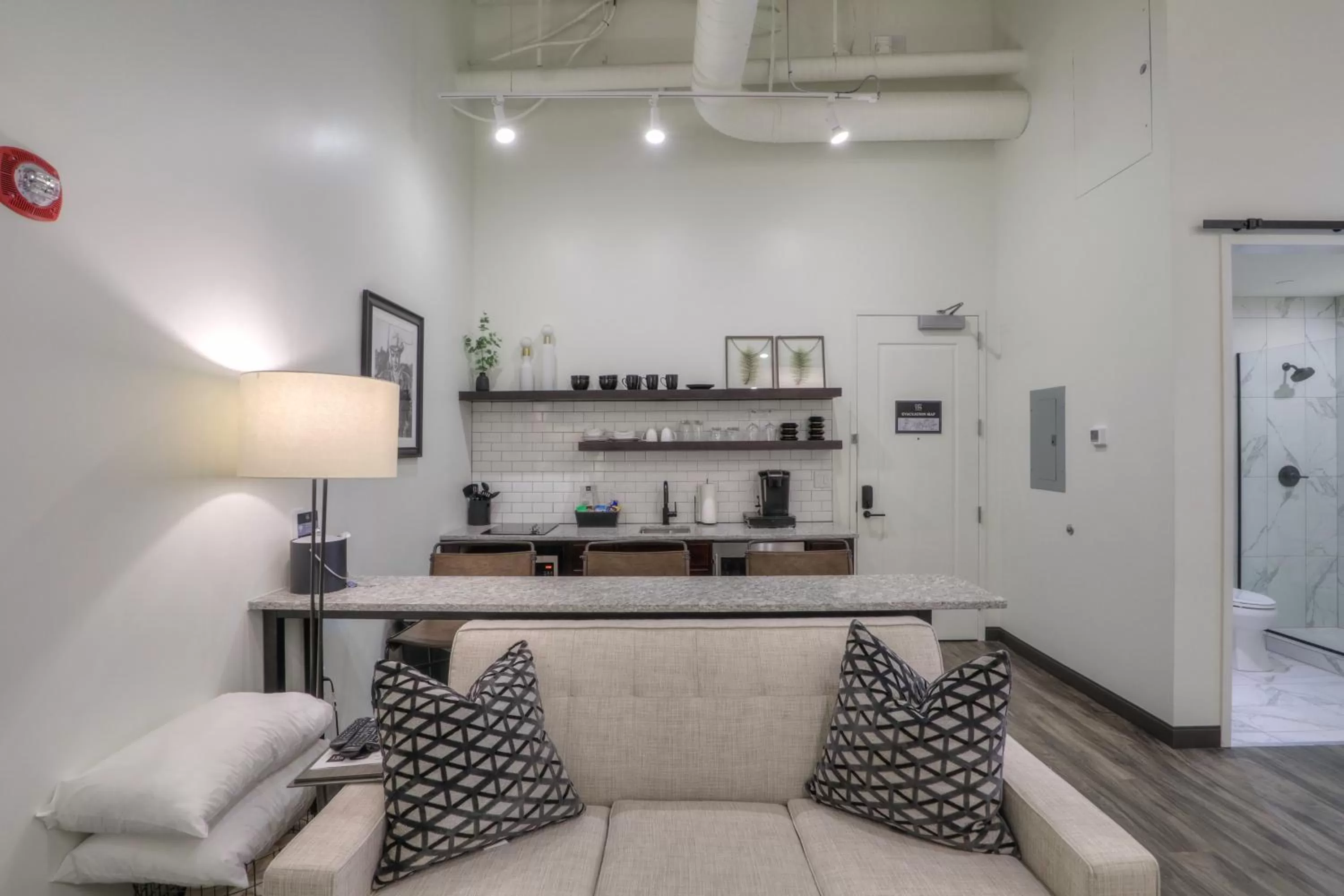 Coffee/tea facilities in Studio 154 Hotel