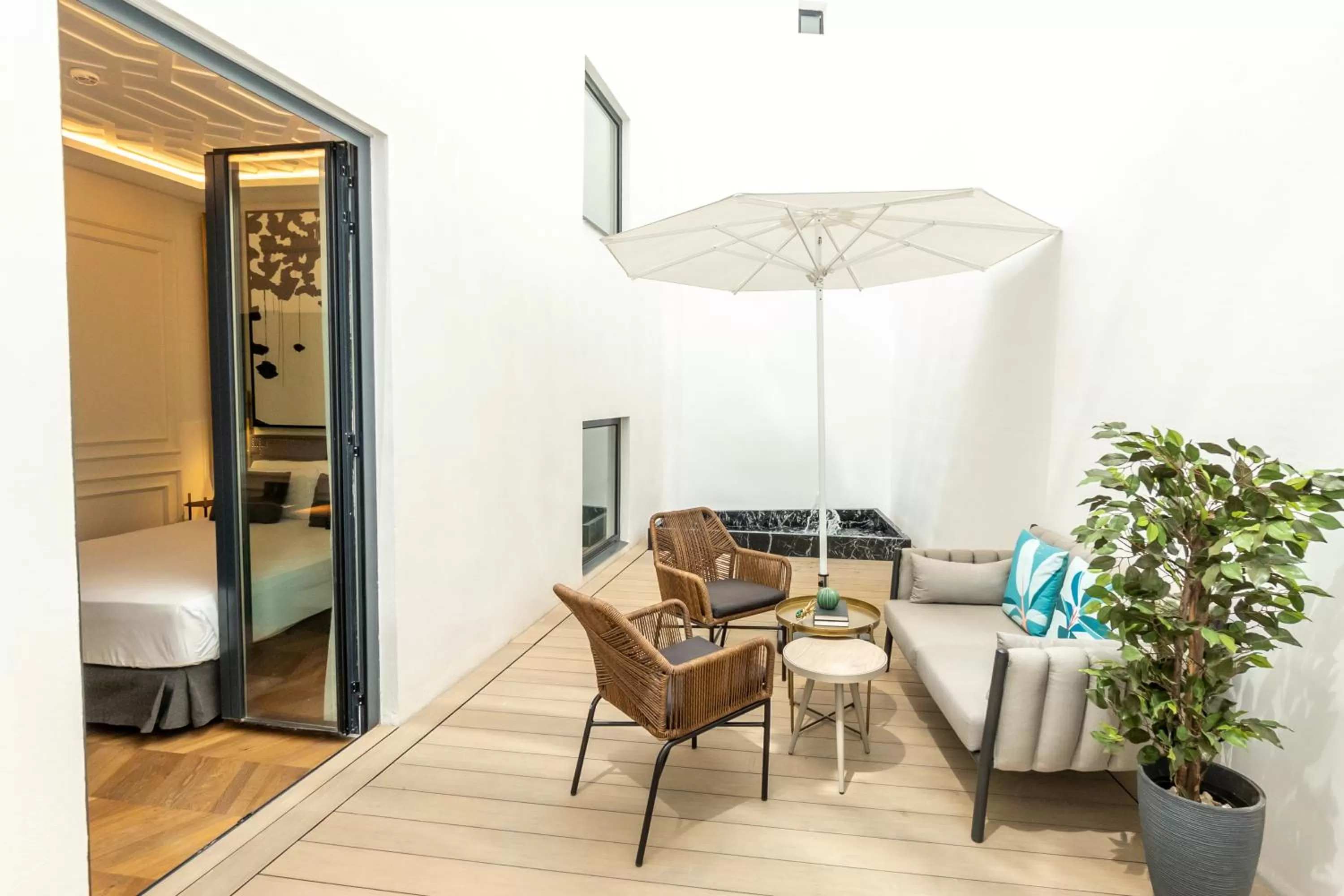 Patio, Bed in L&H Gran Vía Valencia