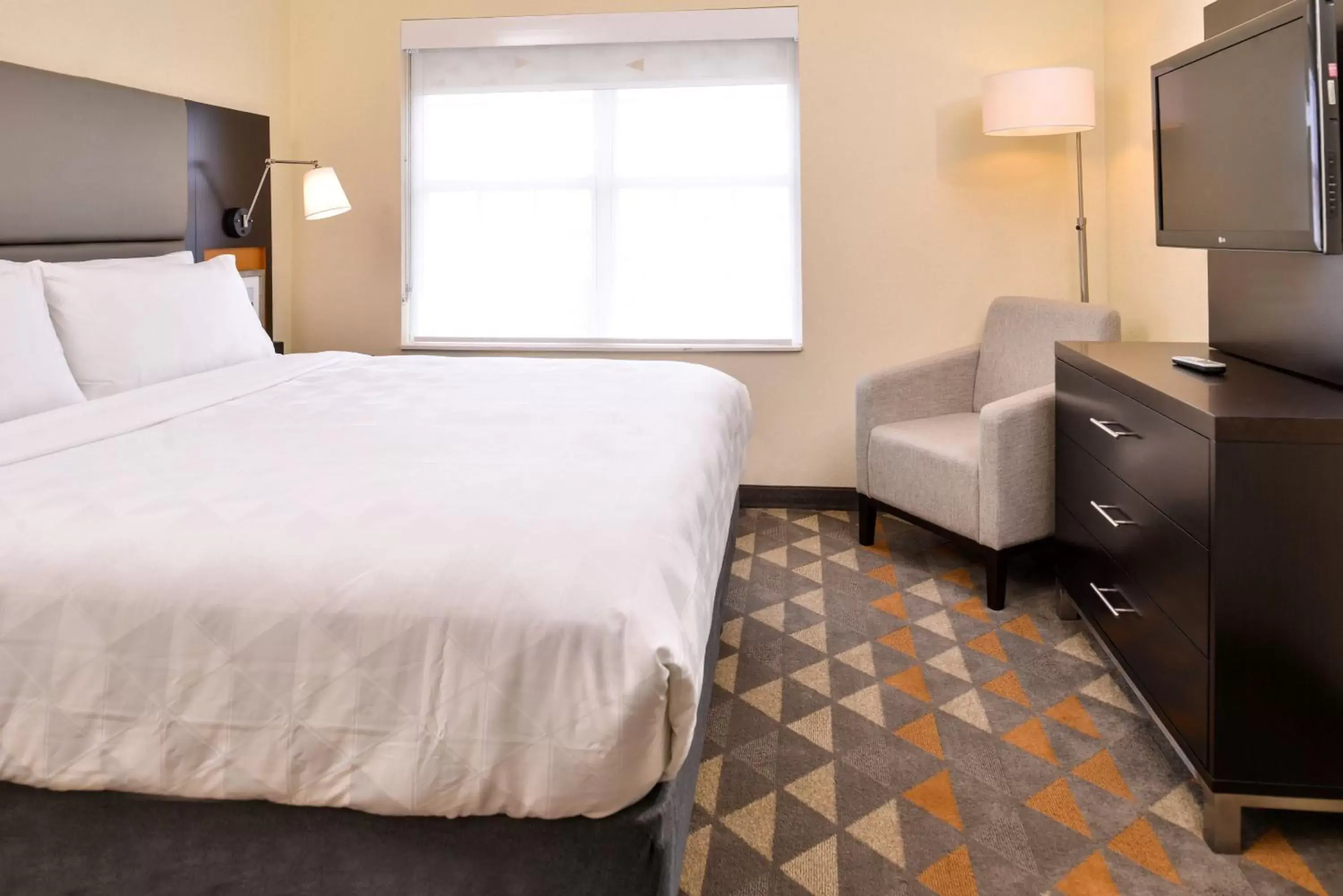 Photo of the whole room, Bed in Holiday Inn and Suites Addison, an IHG Hotel