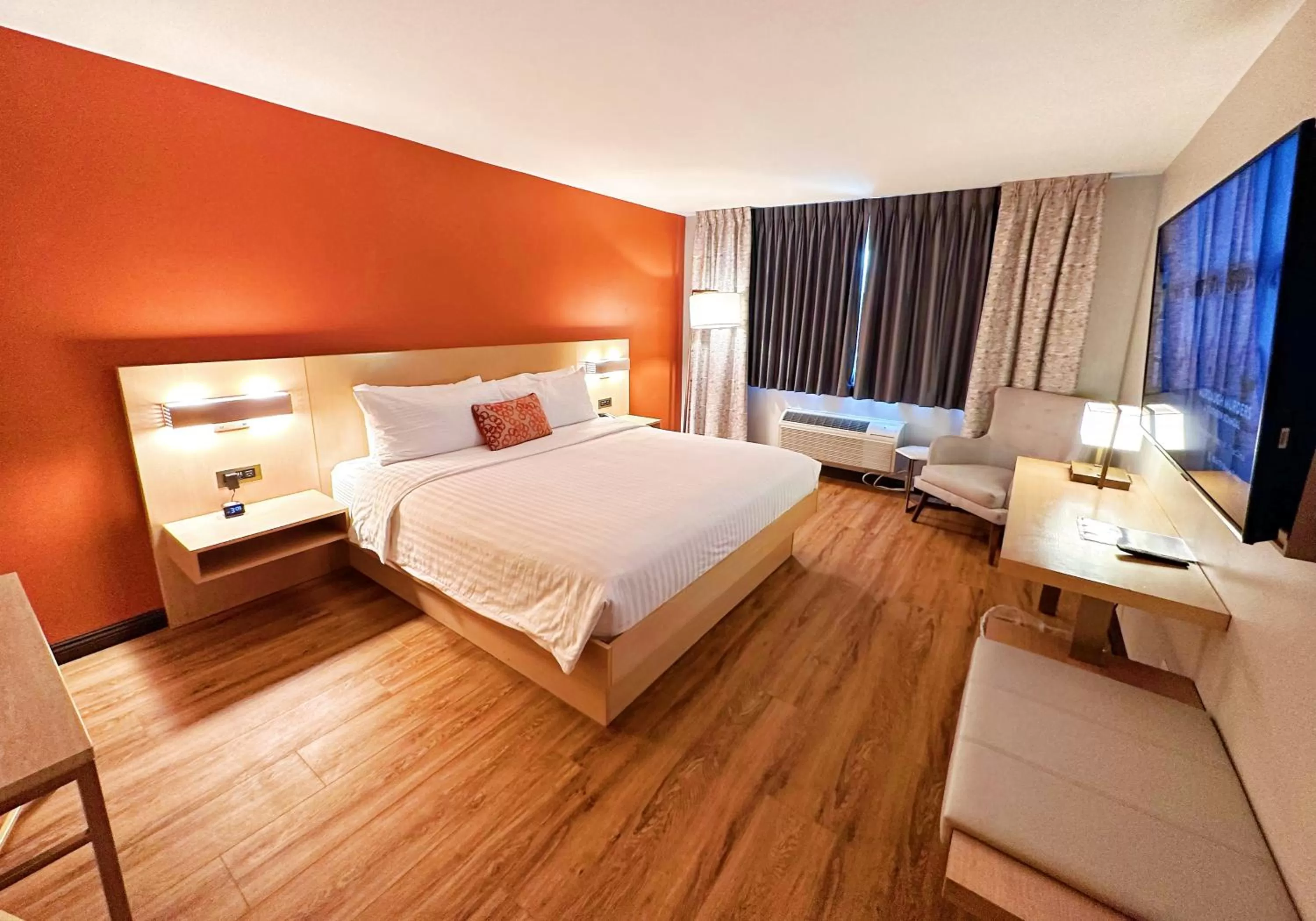 Bedroom, Bed in Lincoln Hotel Monterey Park Los Angeles