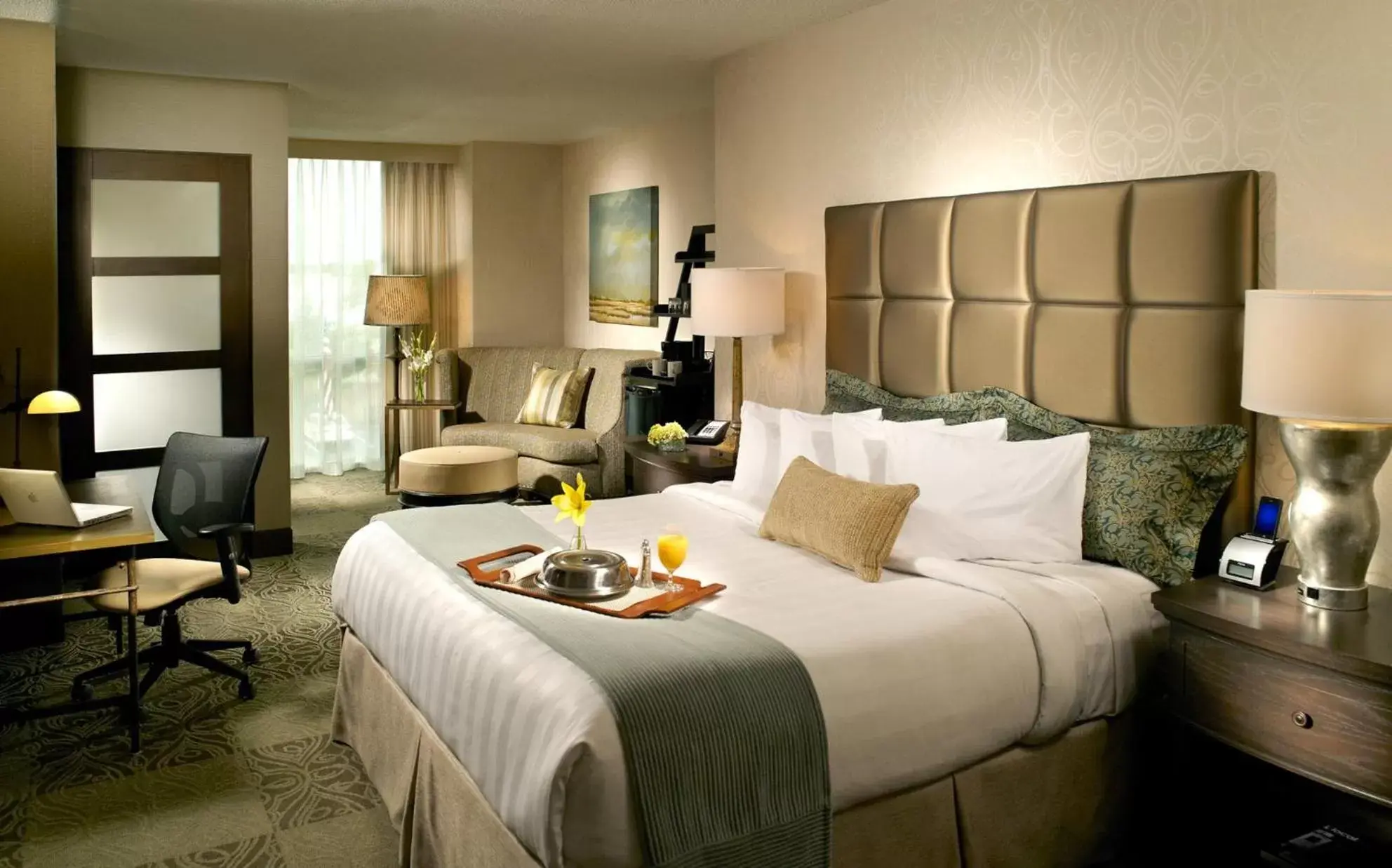 Photo of the whole room, Bed in Crowne Plaza Charleston, an IHG Hotel