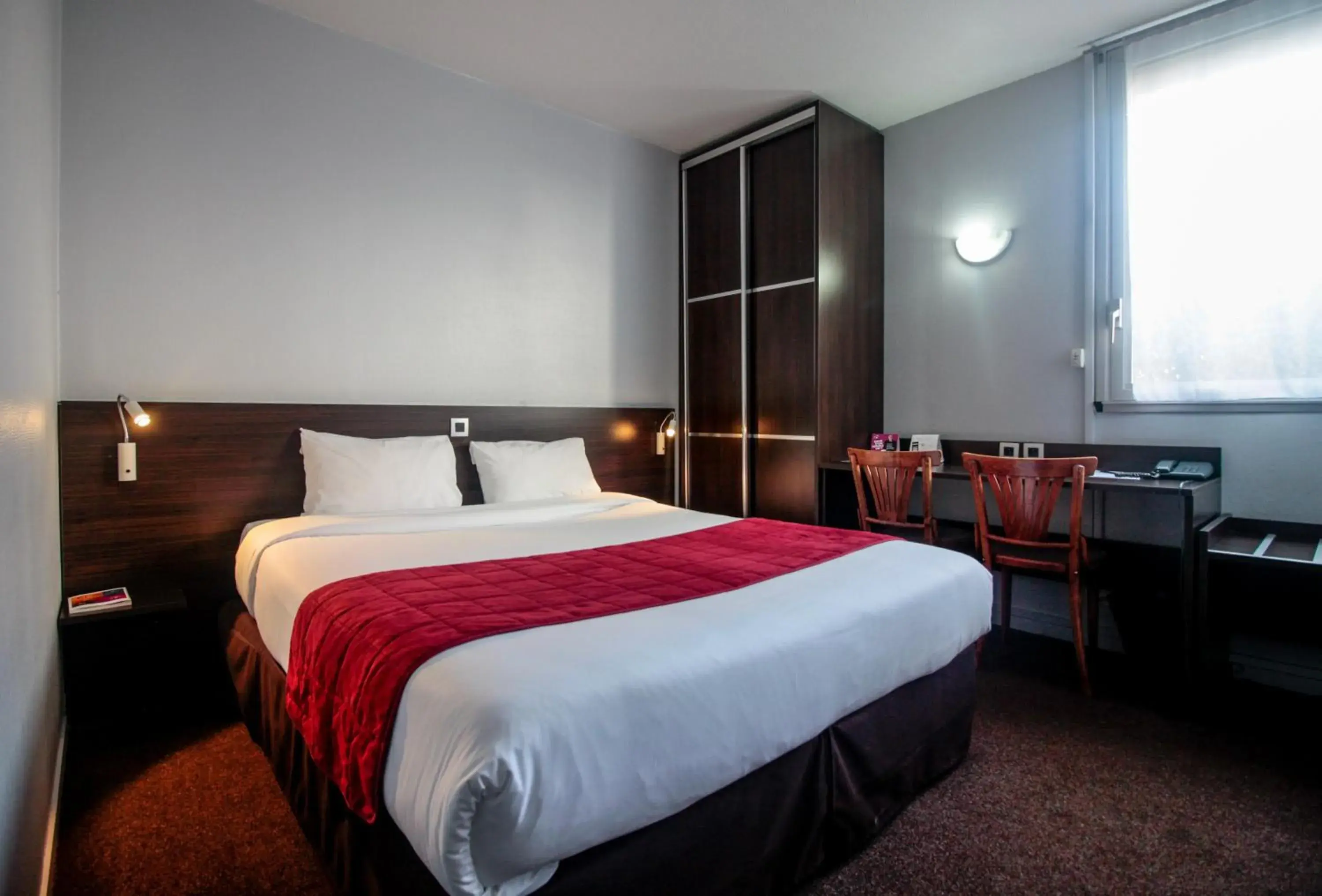 Bedroom, Bed in The Originals City, Hôtel du Phare, Bordeaux Mérignac (Inter-Hotel)