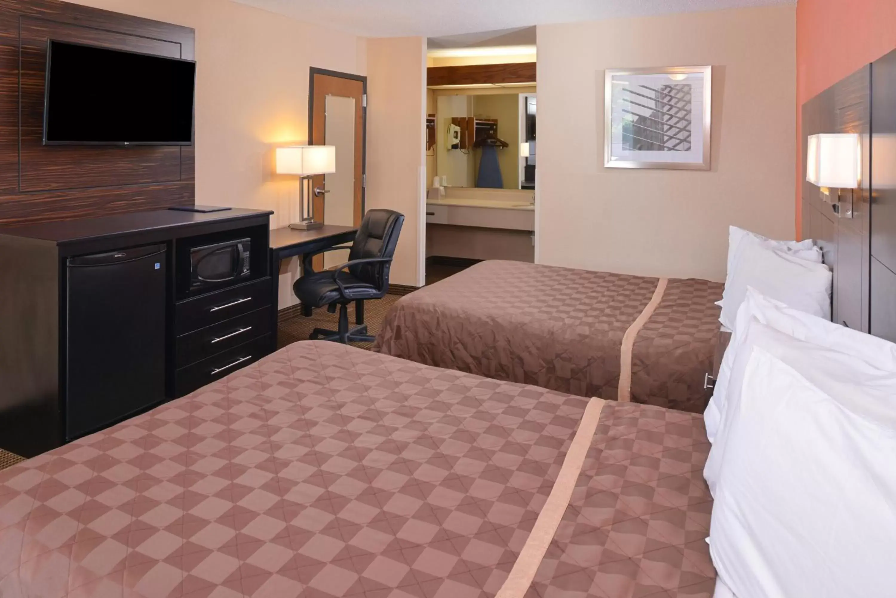 Photo of the whole room, Bed in Americas Best Value Inn - Collinsville / St. Louis