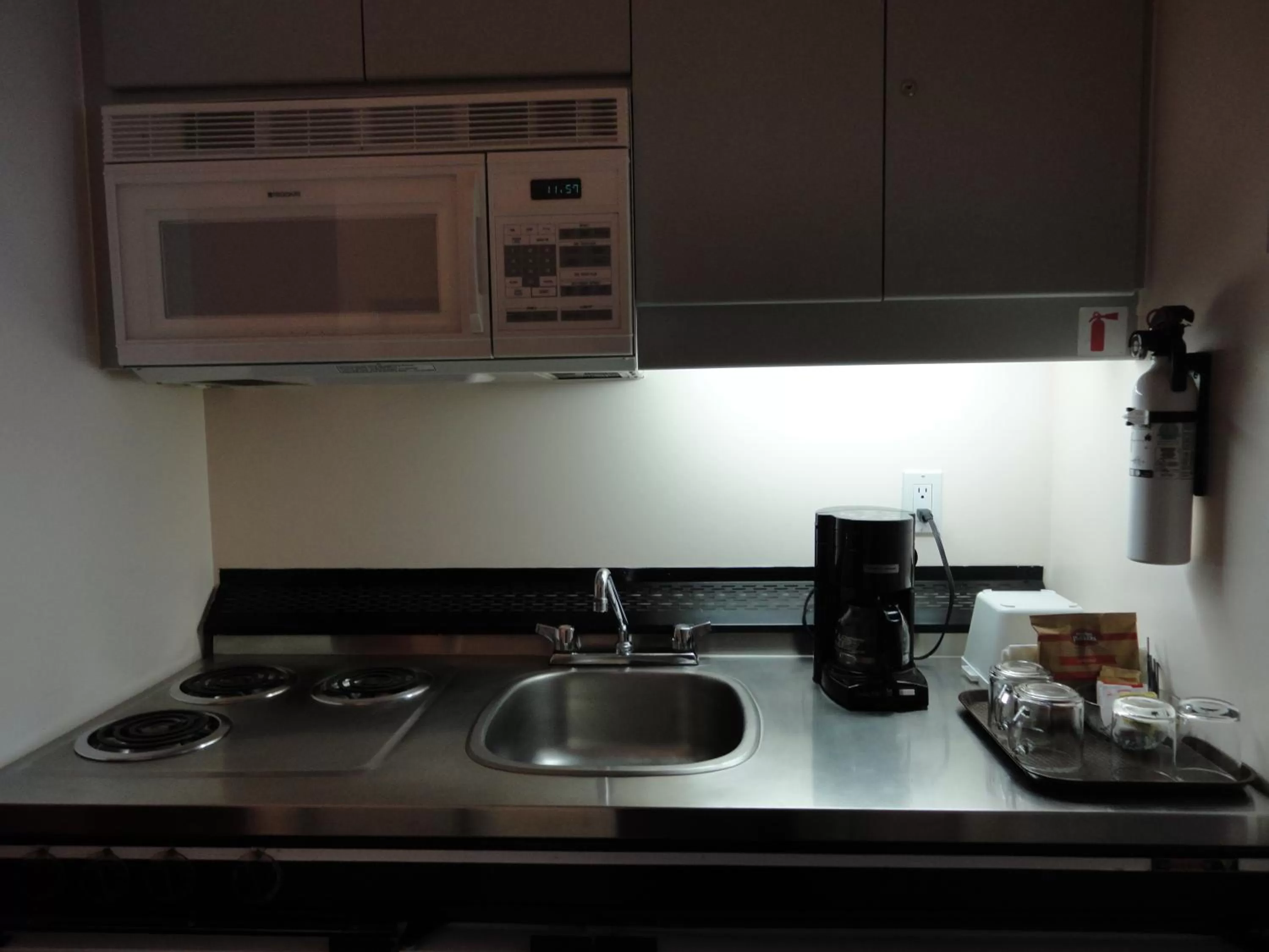 Kitchen or kitchenette in Rosedale on Robson Suite Hotel