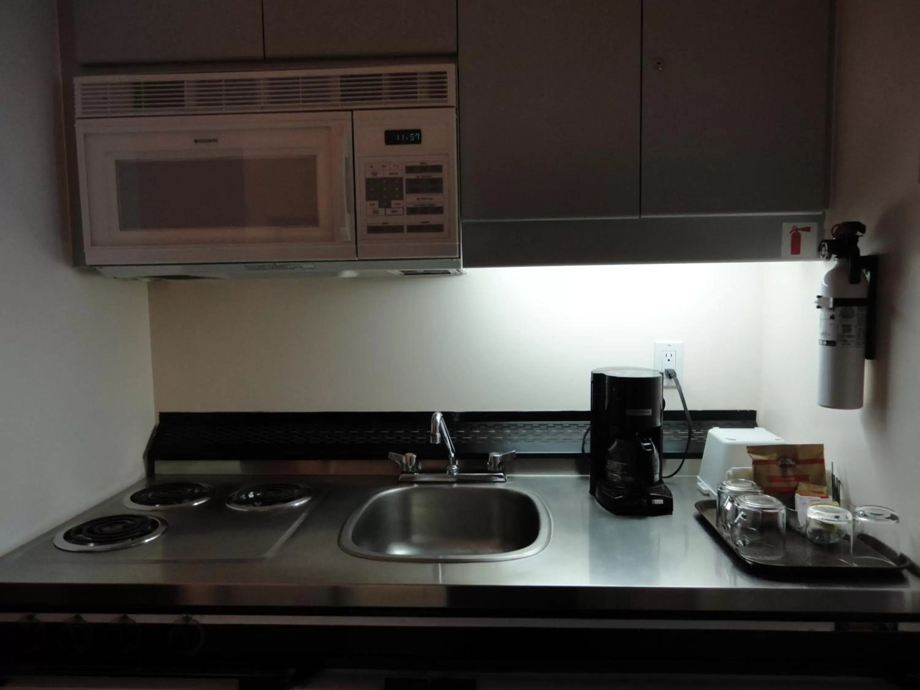 Kitchen or kitchenette, Kitchen/Kitchenette in Rosedale on Robson Suite Hotel