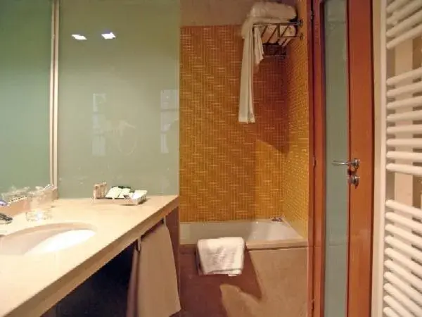 Hot Tub, Bathroom in Posada Real de Las Misas