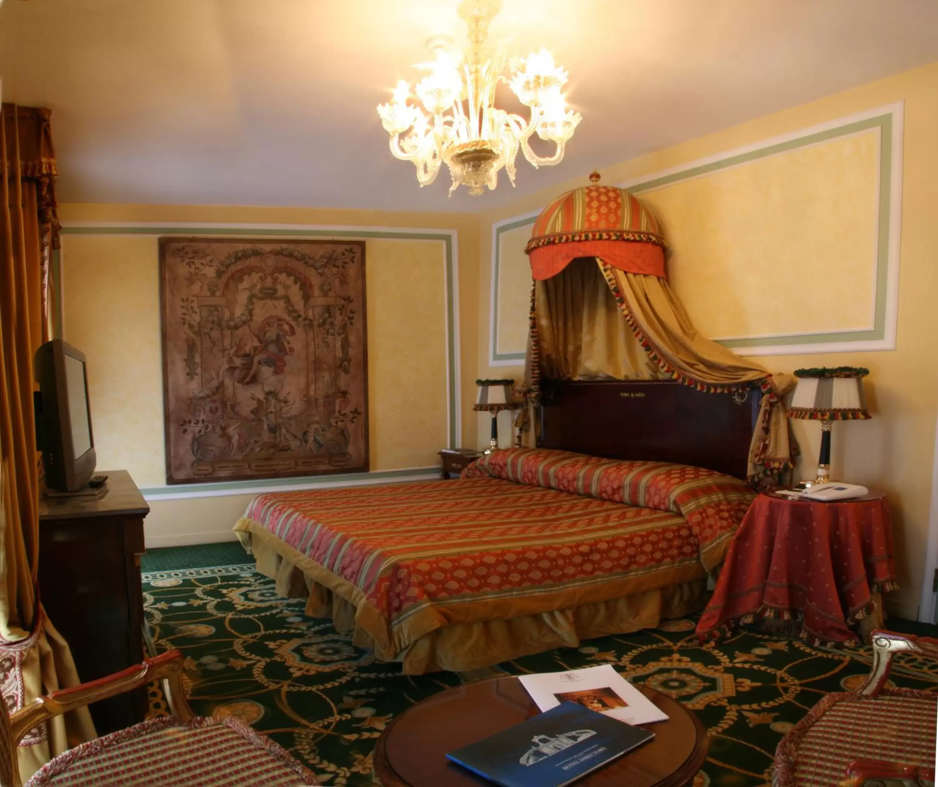 Photo of the whole room, Bed in Grand Hotel des Iles Borromées & SPA