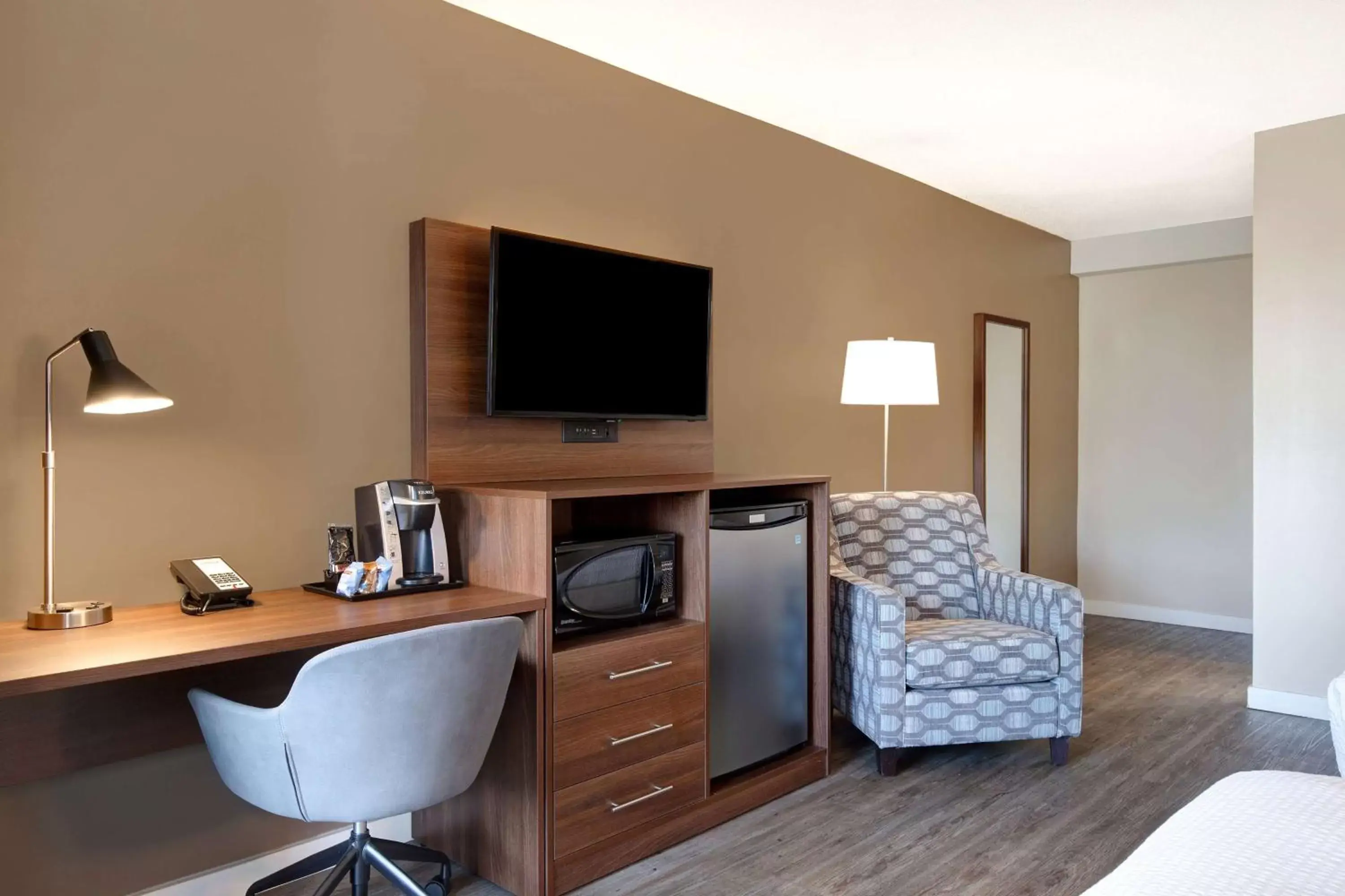 Photo of the whole room, TV/Entertainment Center in Days Inn by Wyndham Victoria Uptown