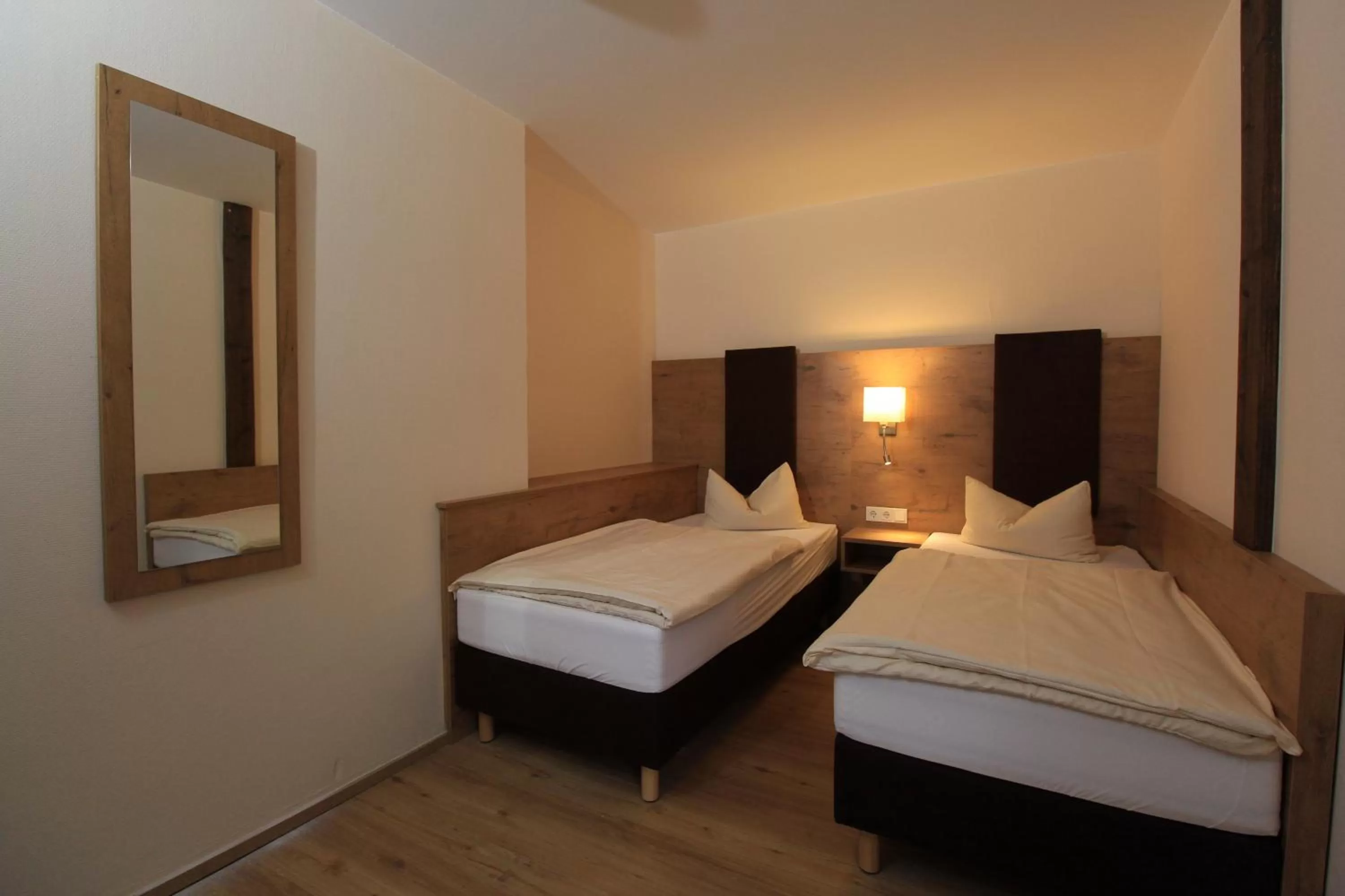 Bed in Waldhotel Albachmühle mit Albacher Stuben