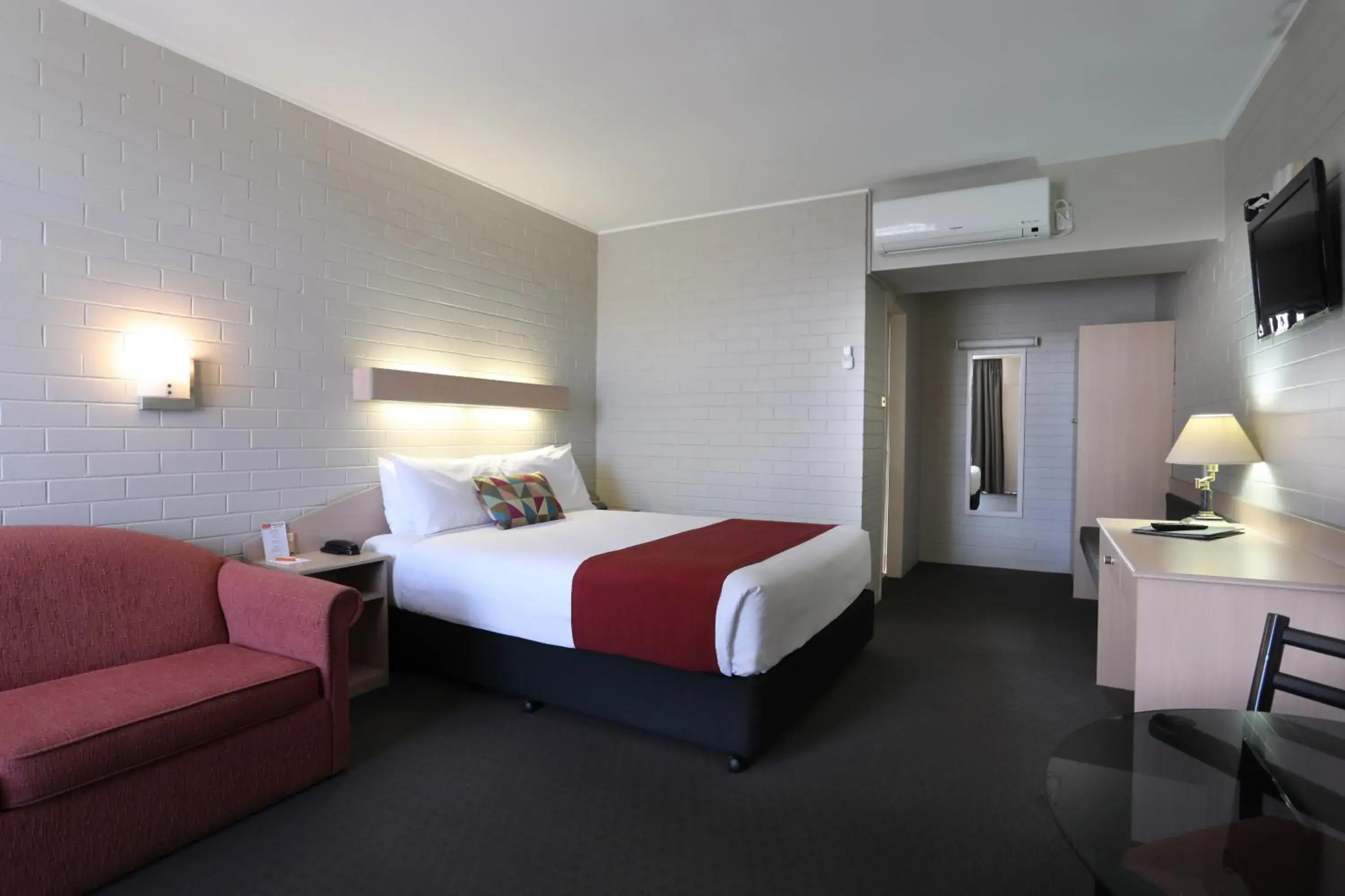 TV and multimedia, Bed in Redhill Tamworth Motor Inn and Conference Centre