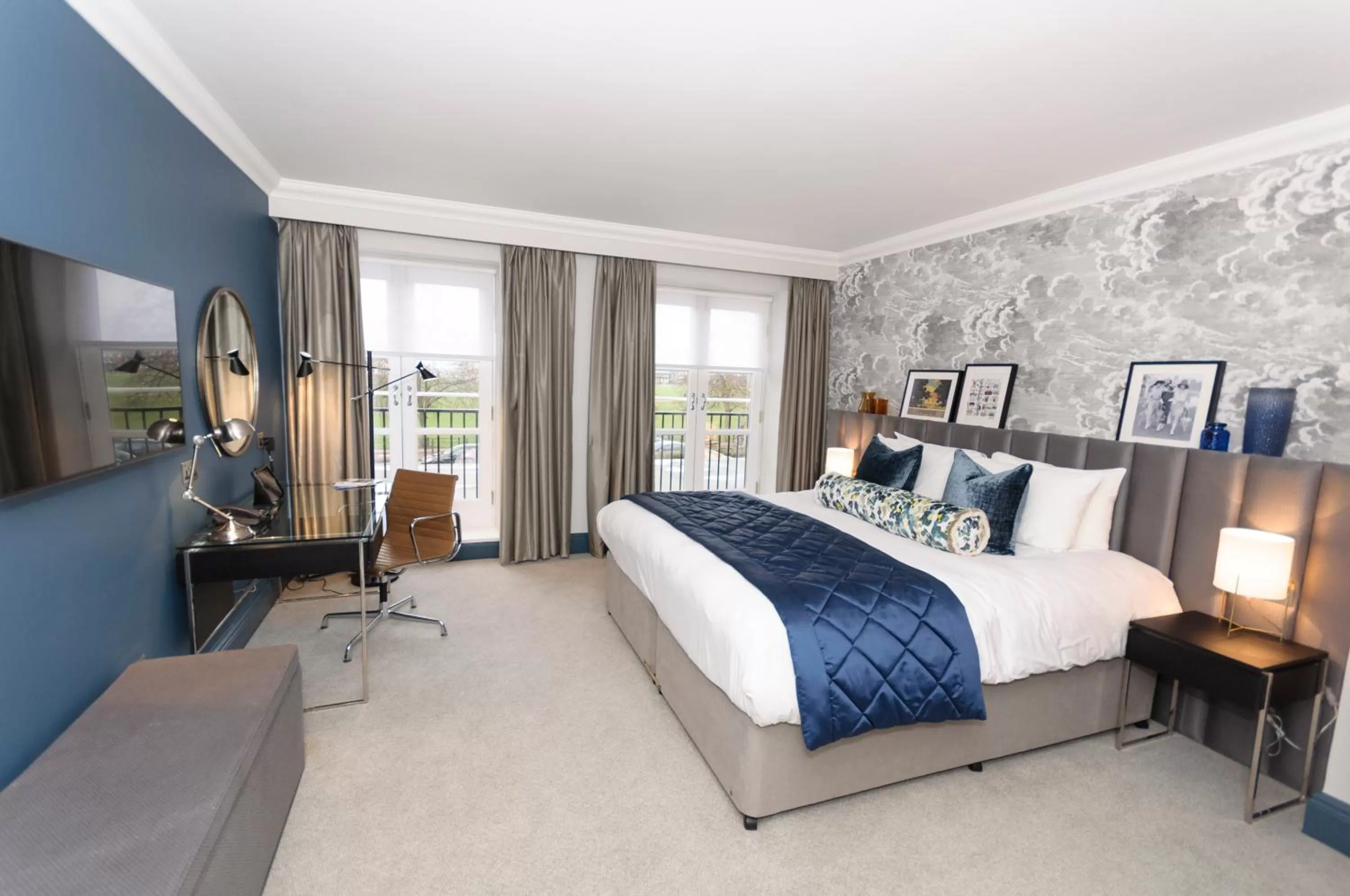 Toilet, Bed in Gonville Hotel