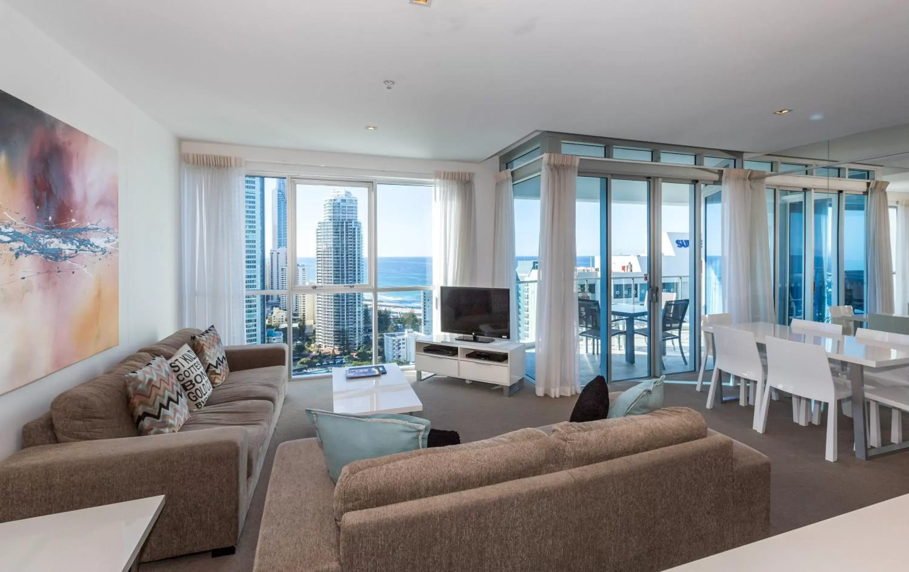 Living room, Lounge/Bar in Artique Surfers Paradise - Official