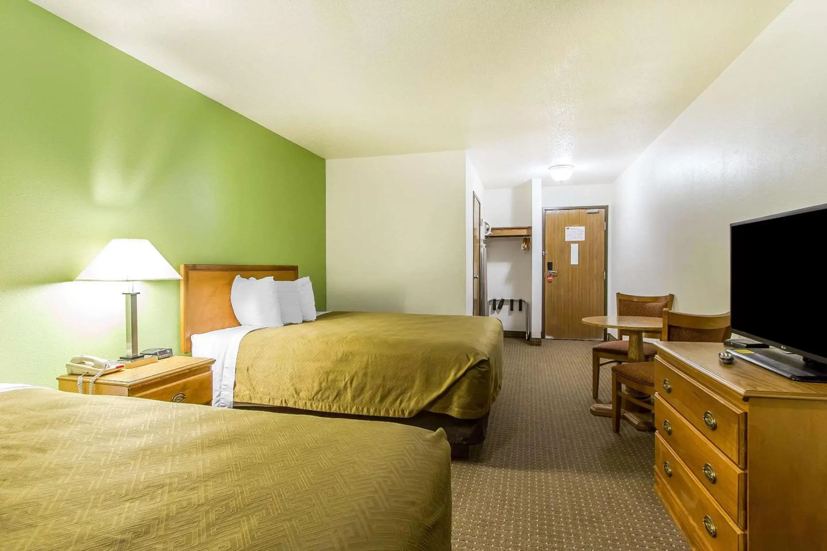 Photo of the whole room, Bed in Econo Lodge Inn & Suites