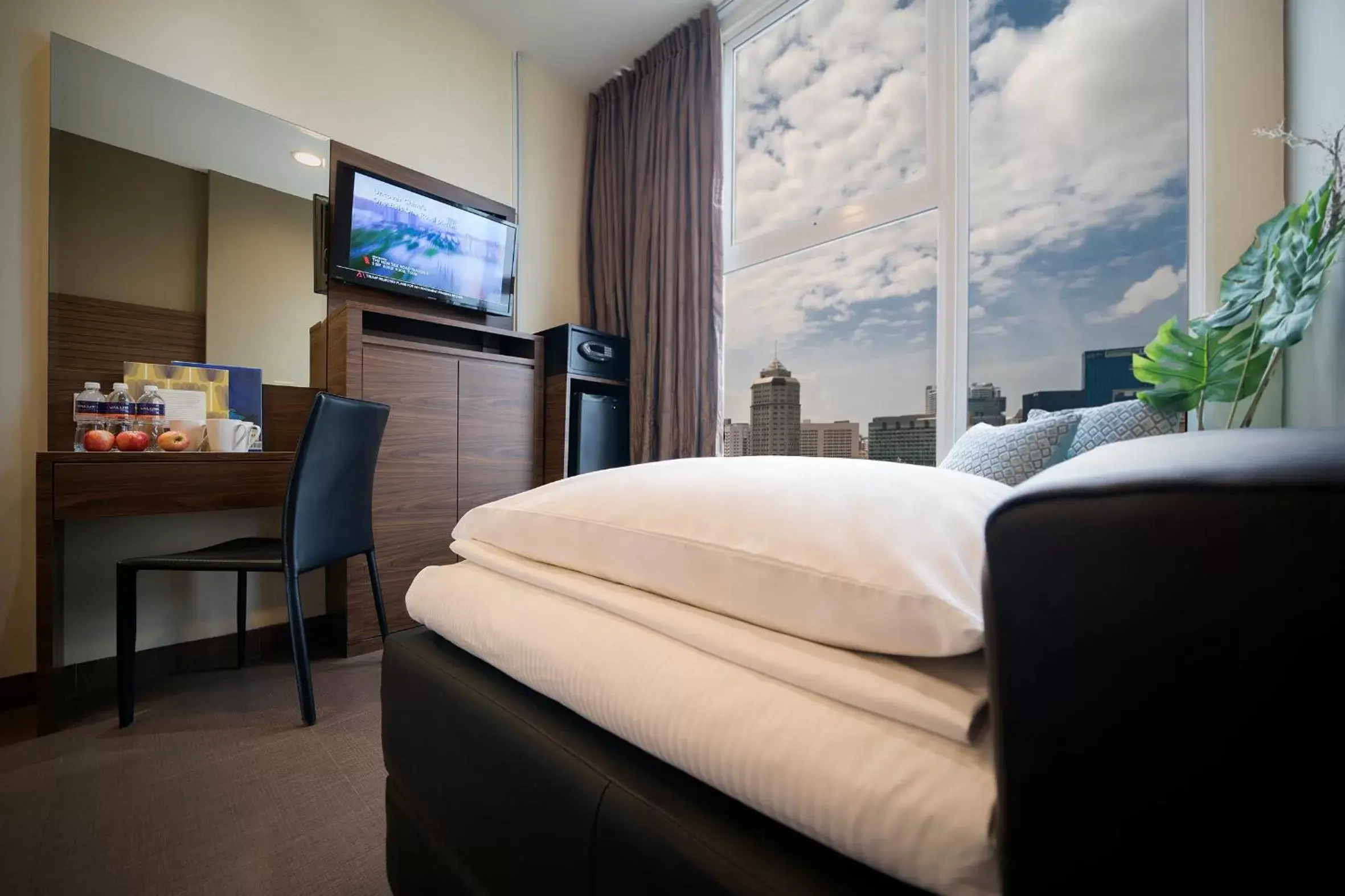 Bedroom, TV/Entertainment Center in Value Hotel Thomson