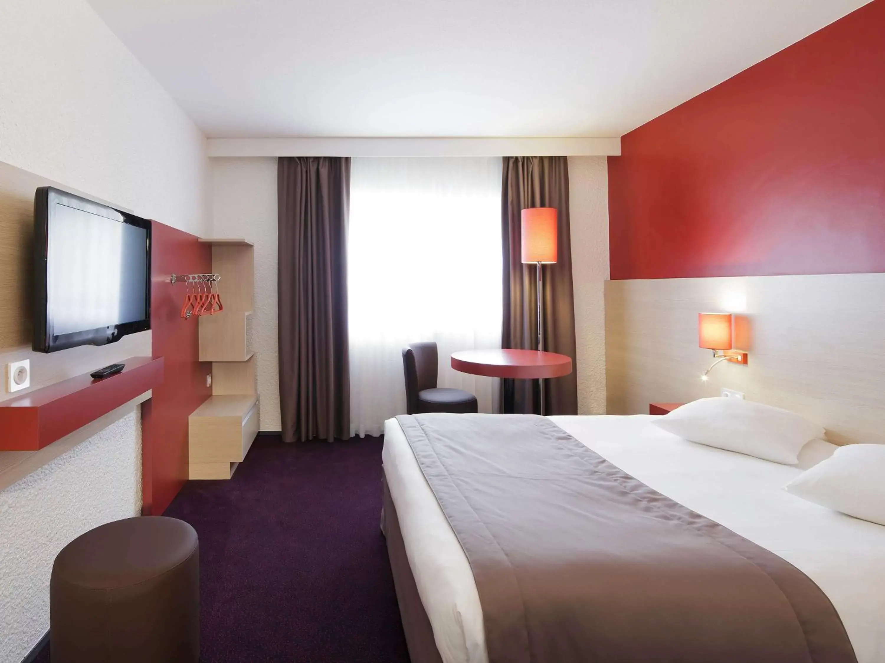 Photo of the whole room, TV/Entertainment Center in ibis Styles Chalon sur Saône