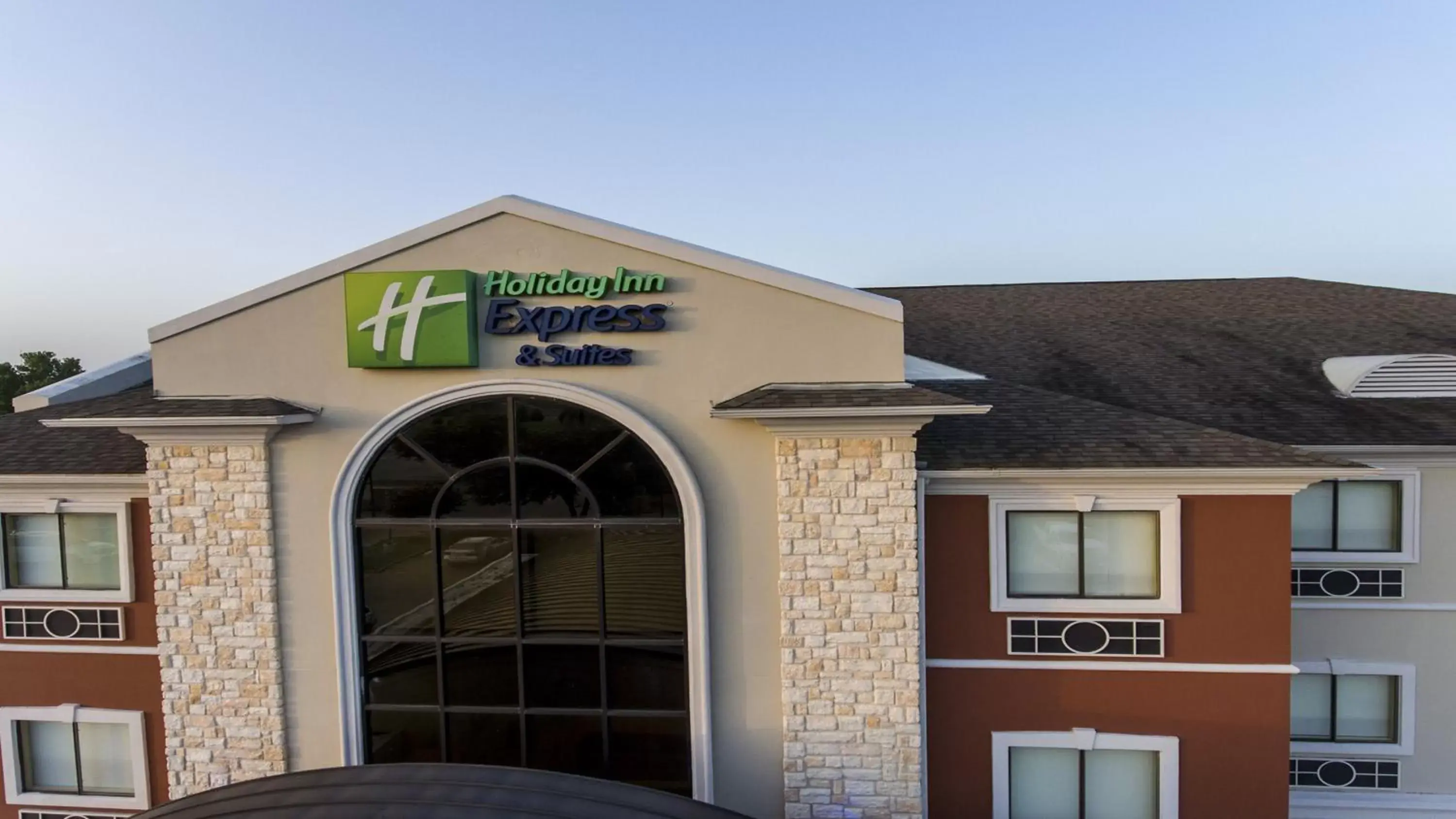 Property Building in Holiday Inn Express Hotel & Suites Mount Pleasant, an IHG Hotel
