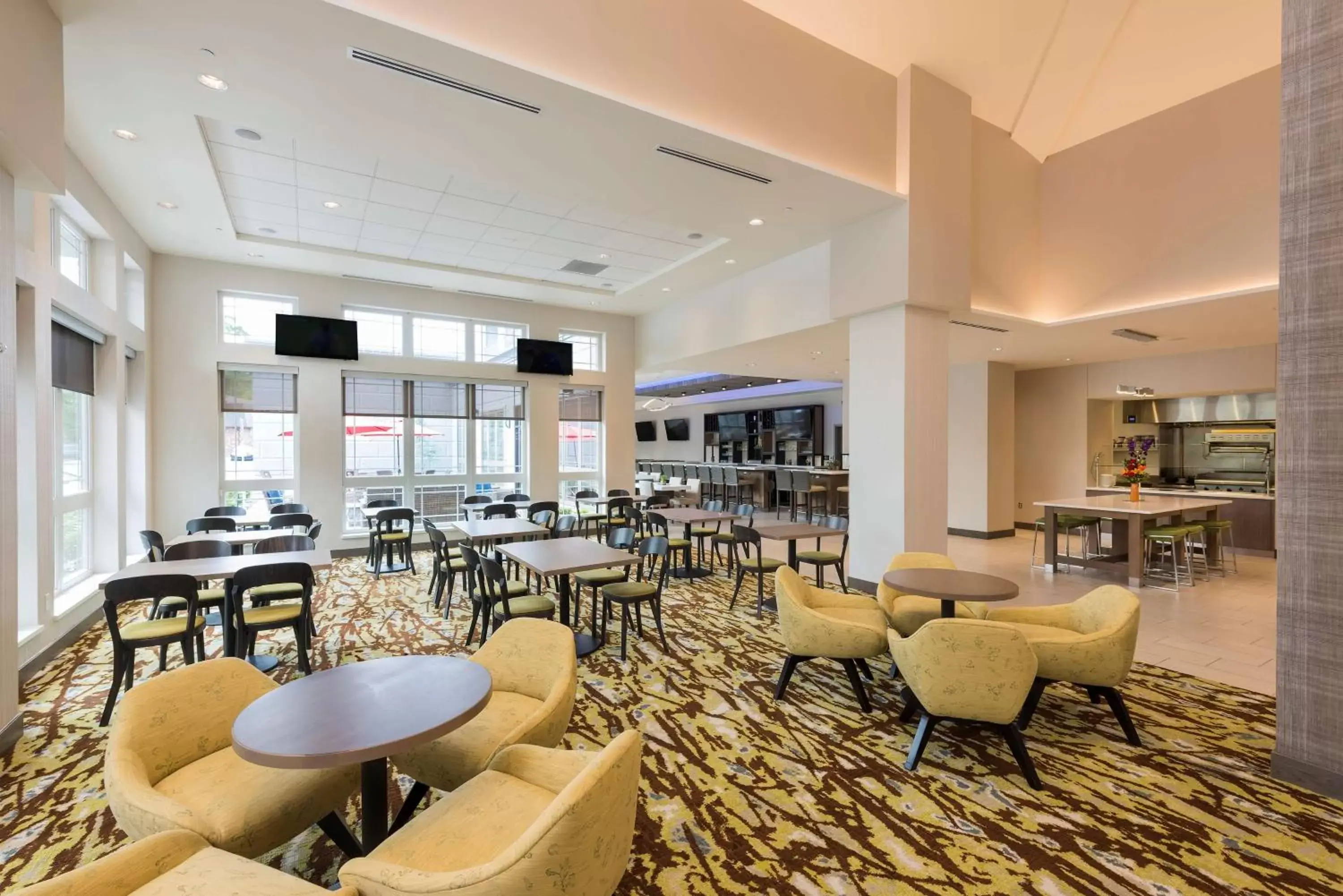 Lobby or reception, Lounge/Bar in Hilton Garden Inn Grand Rapids East