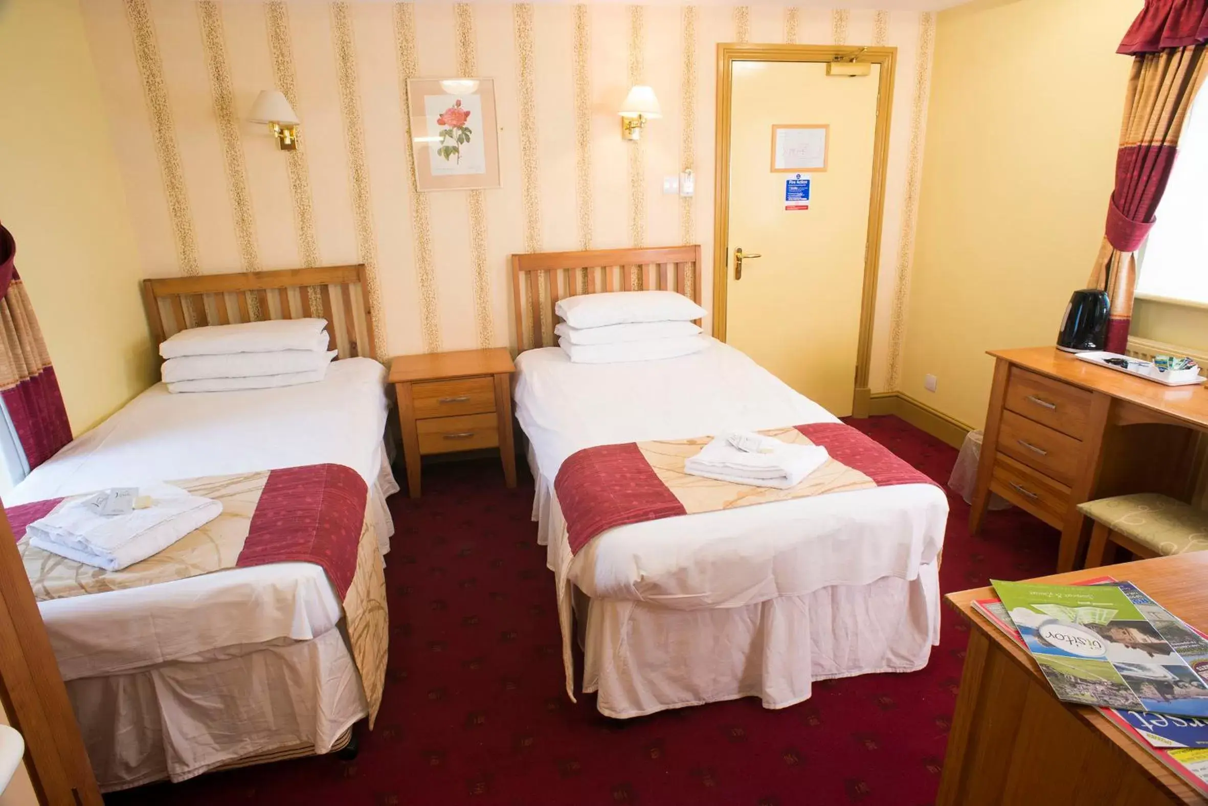 Bedroom, Bed in The Highwayman Inn