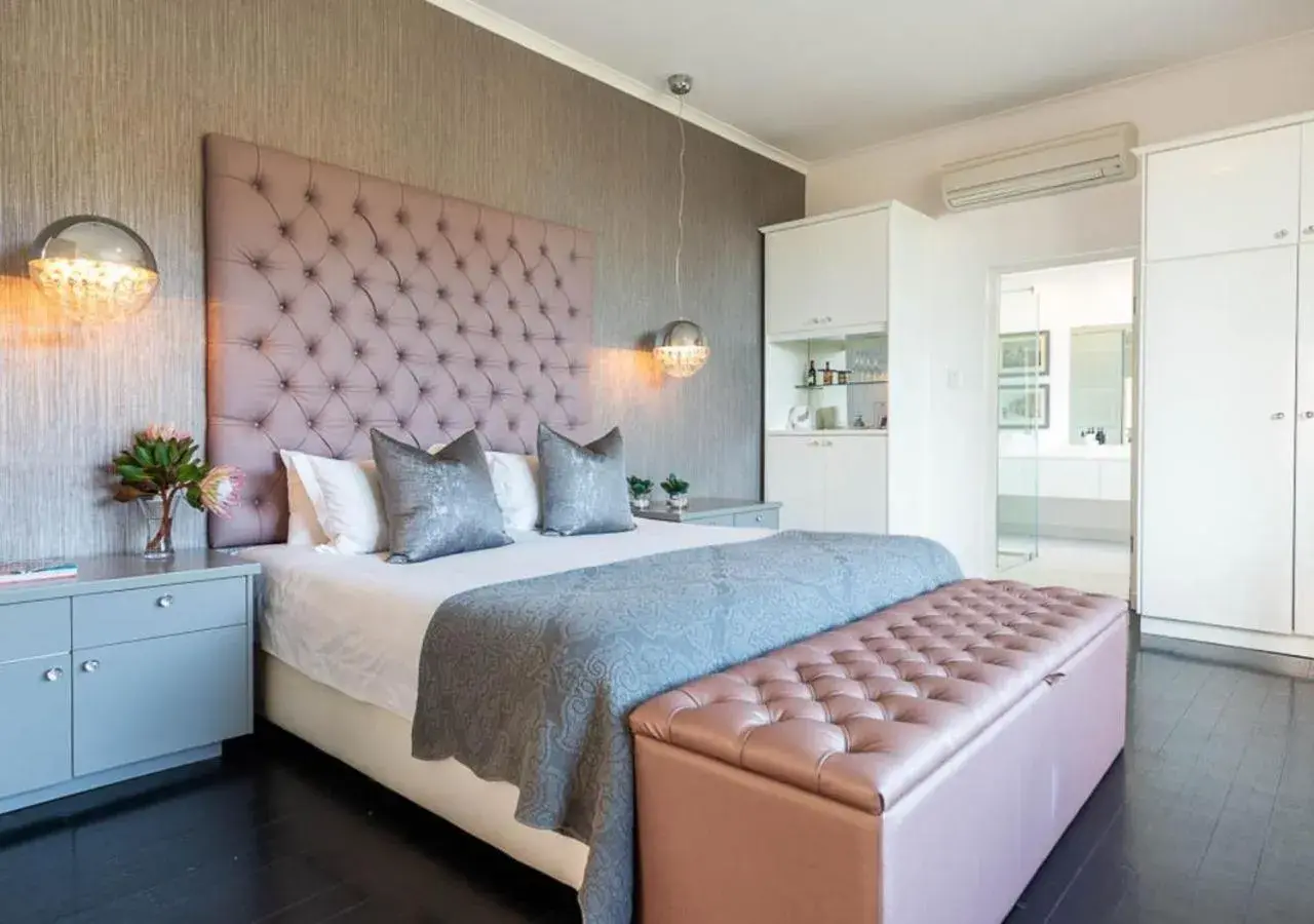 Photo of the whole room, Bed in The Clarendon - Fresnaye