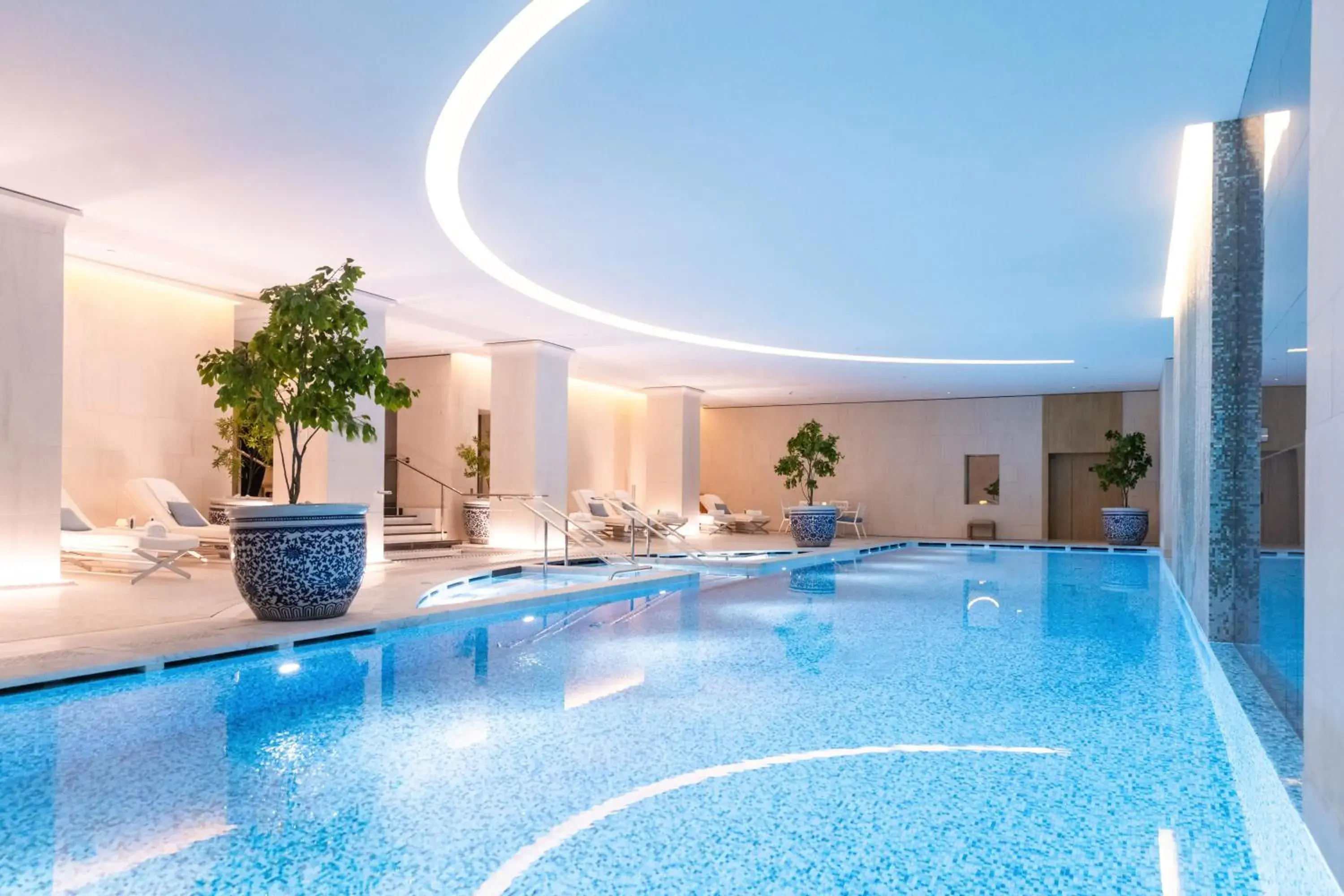 Swimming Pool in Hotel The Peninsula Paris
