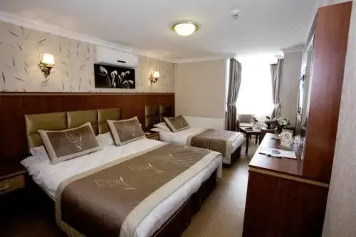 Property building, Bed in Hermanos Hotel